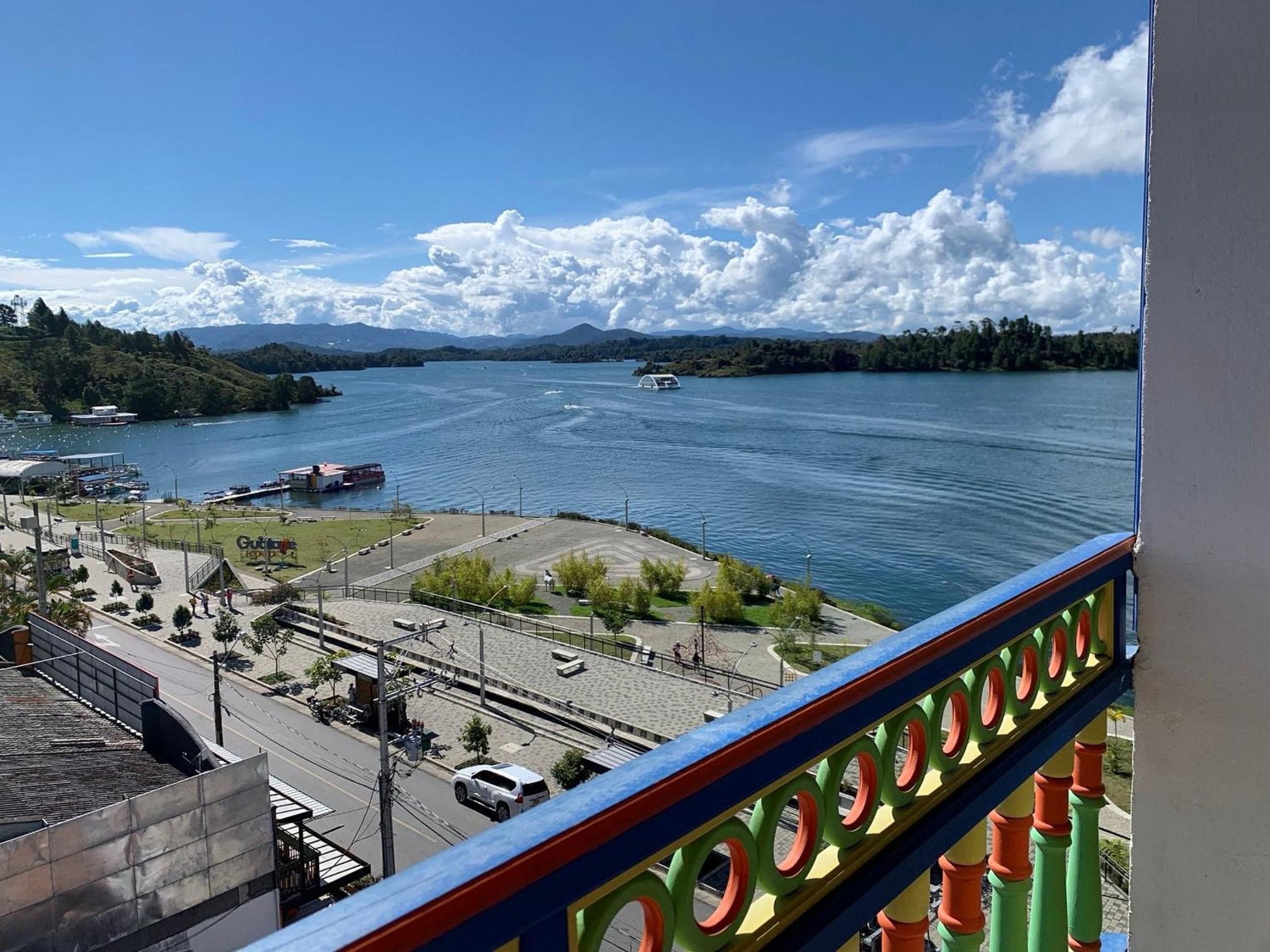 Apartamentos San Jose vistal al lago, cerca del parque. Guatape.