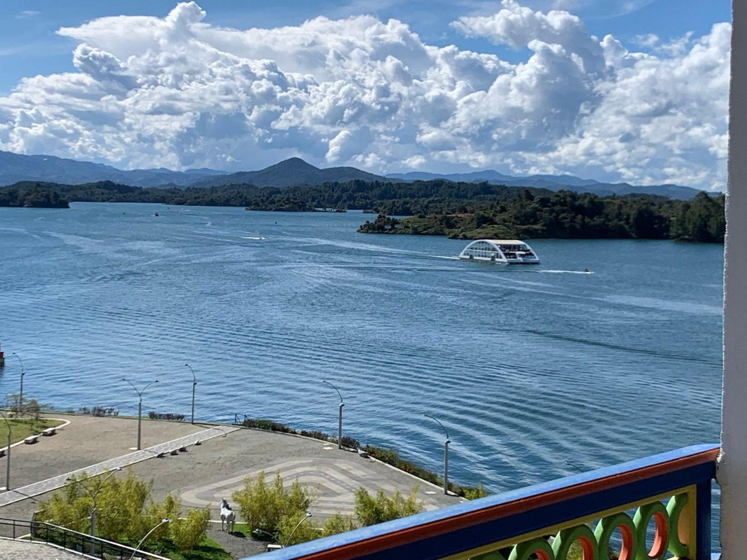 Apartamentos San Jose vistal al lago, cerca del parque. Guatape.