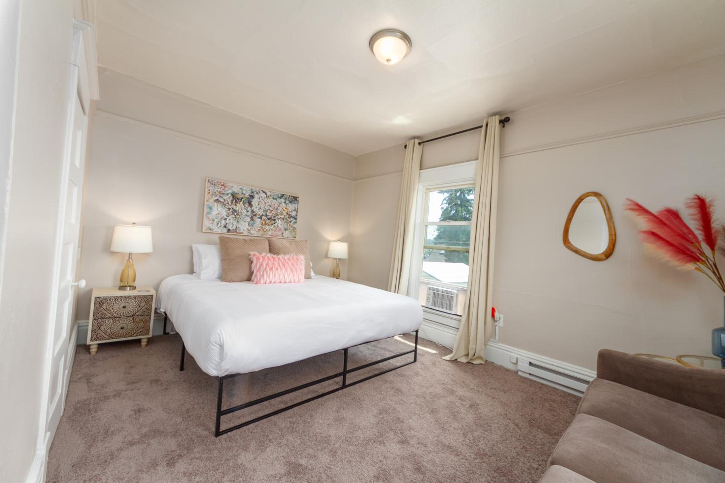 Historic 3 Bed 1 bath Near Downtown Spokane view 5