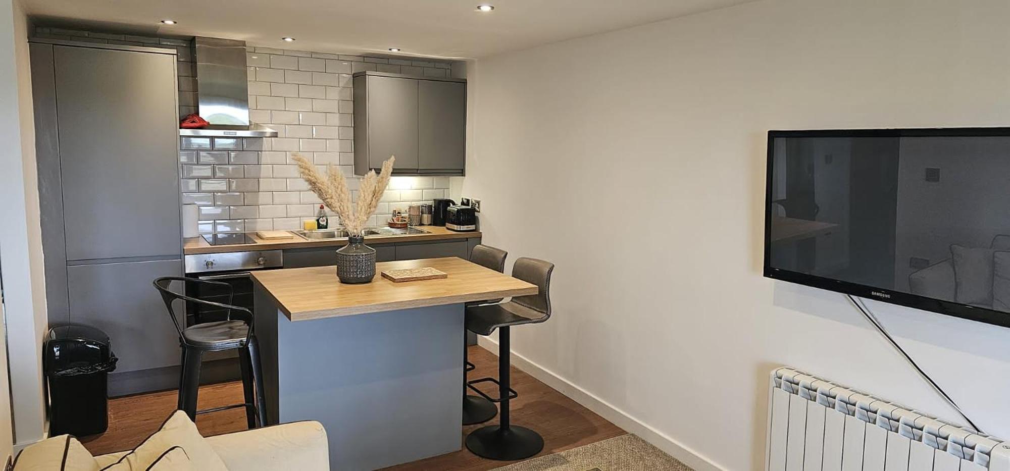 Rutland Point apartment Perfect for contractors plenty of parking