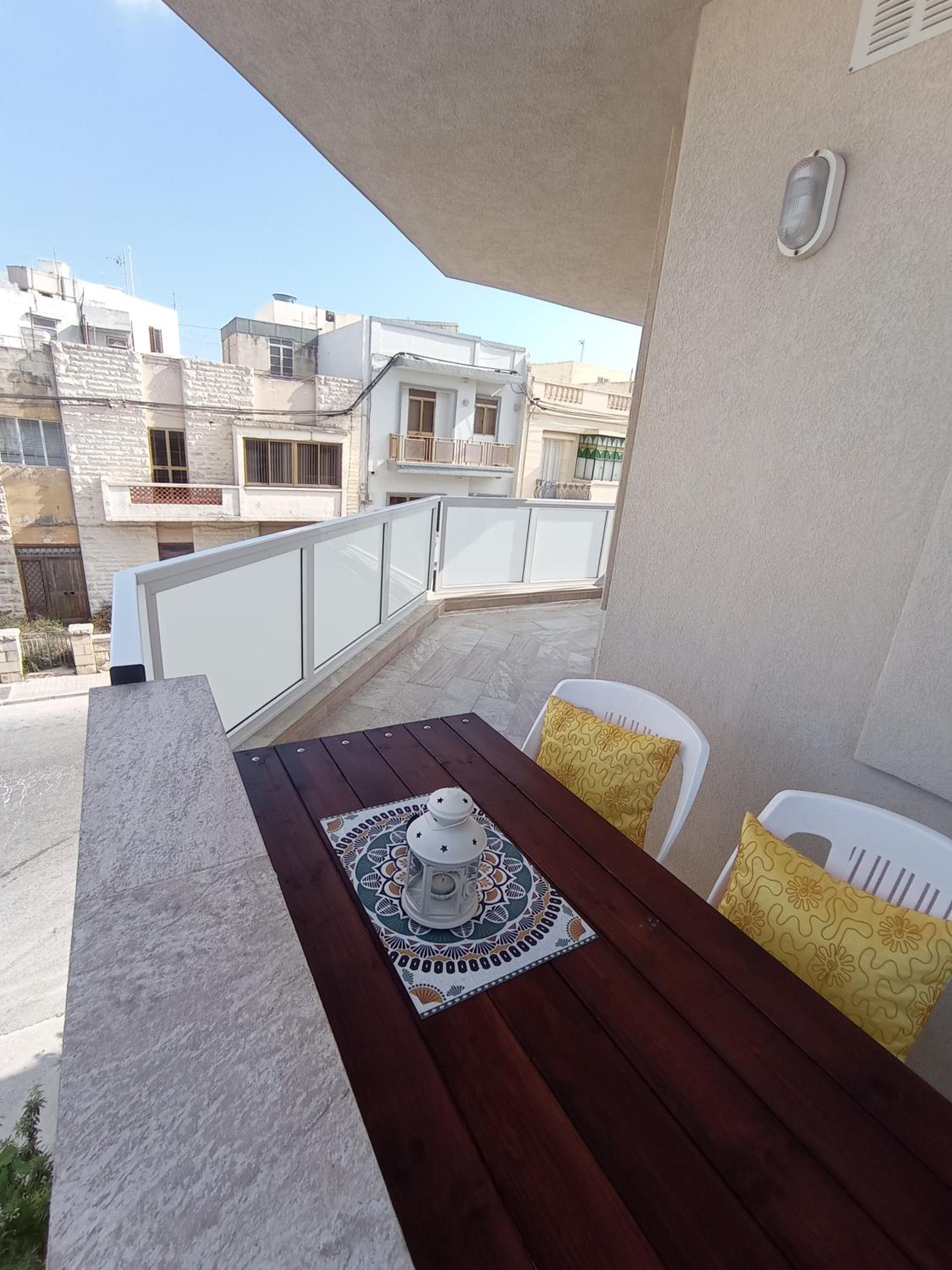 Joseph 2, Charming Retreat with park views and close to the airport view 3