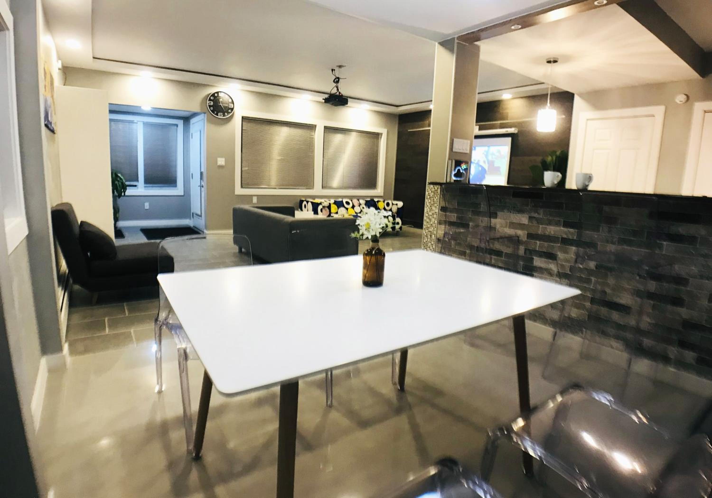 Modern, Cheerful 2BD 1BR Apt+Free parking
