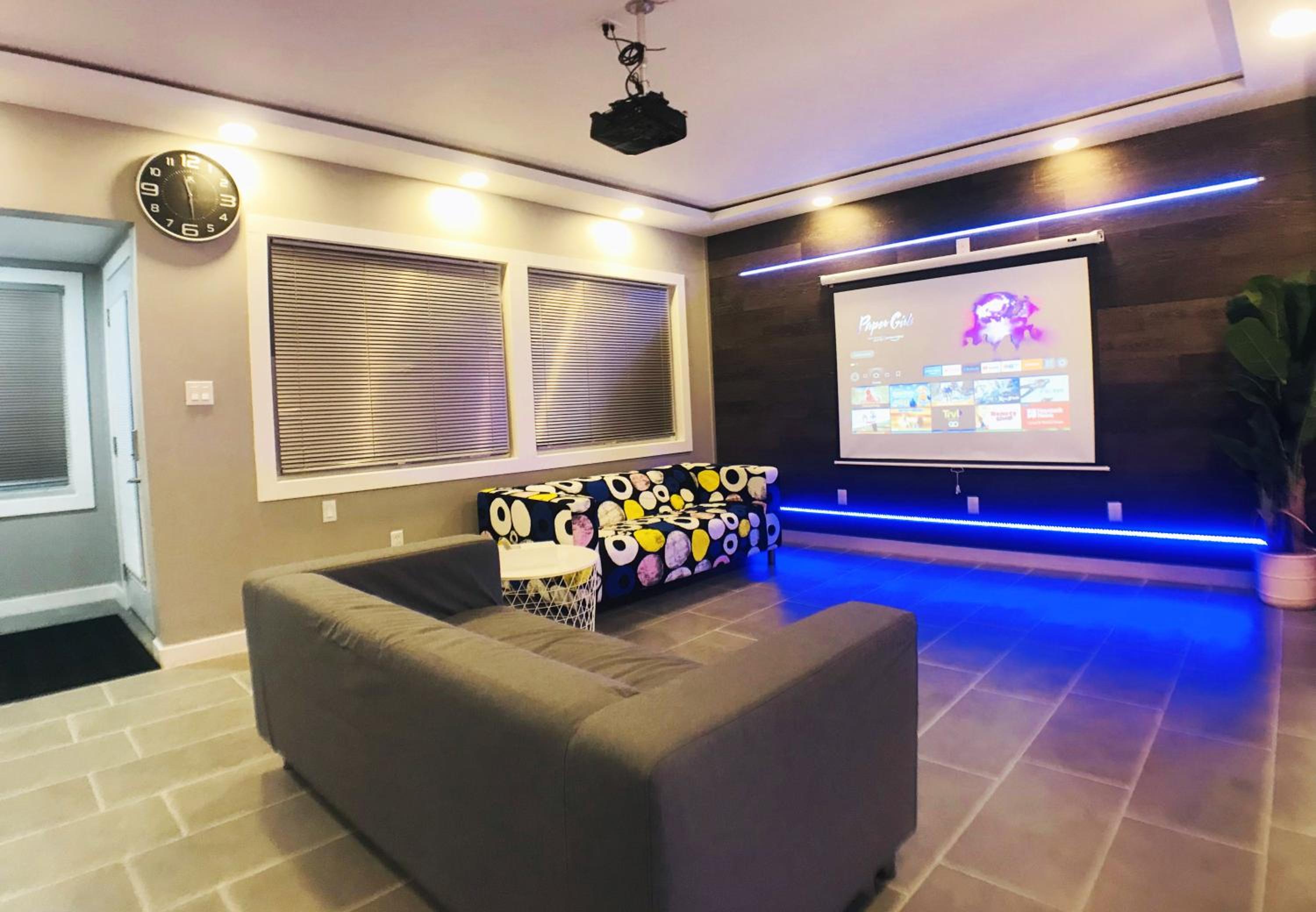 Modern, Cheerful 2BD 1BR Apt+Free parking