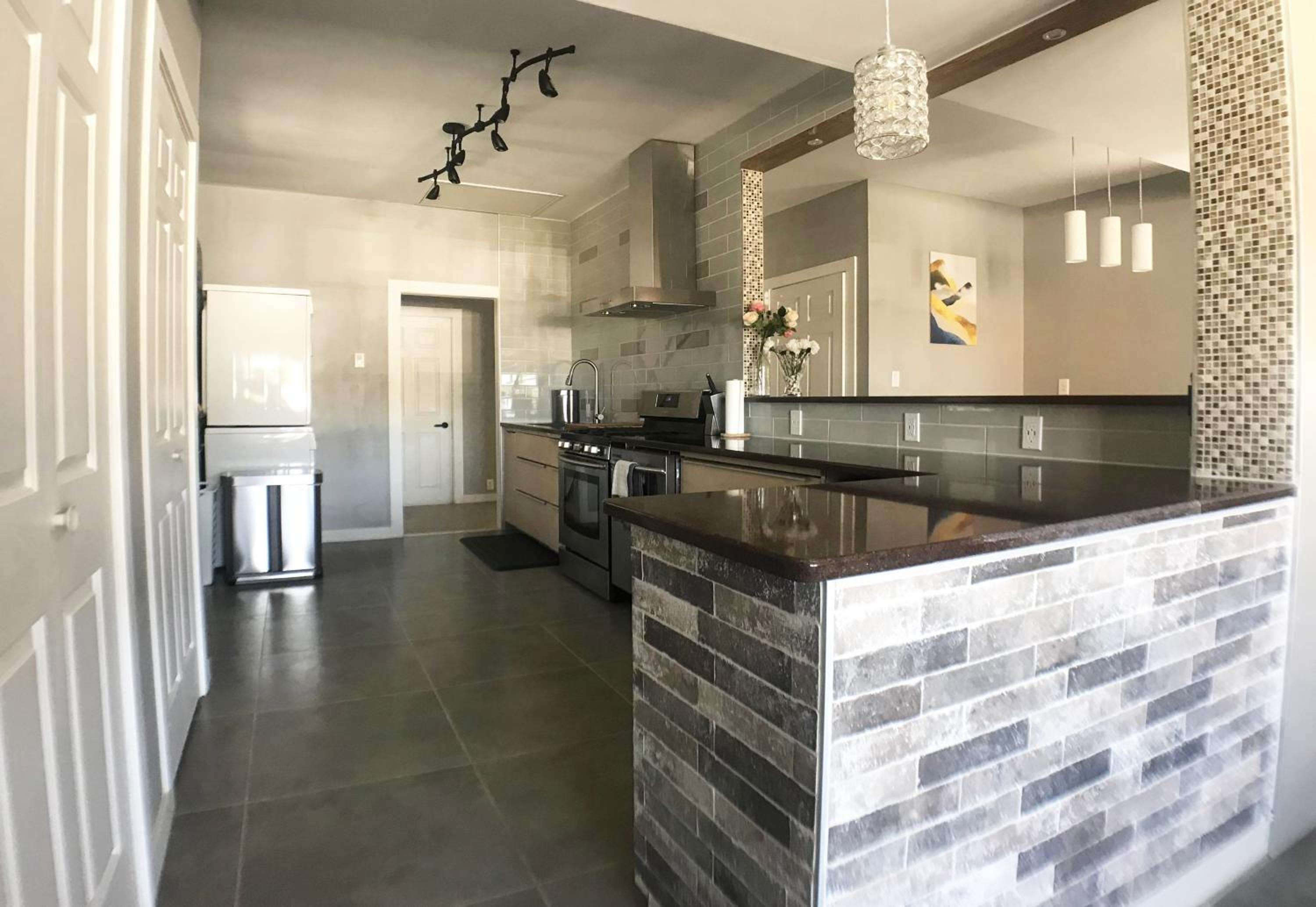 Modern, Cheerful 2BD 1BR Apt+Free parking