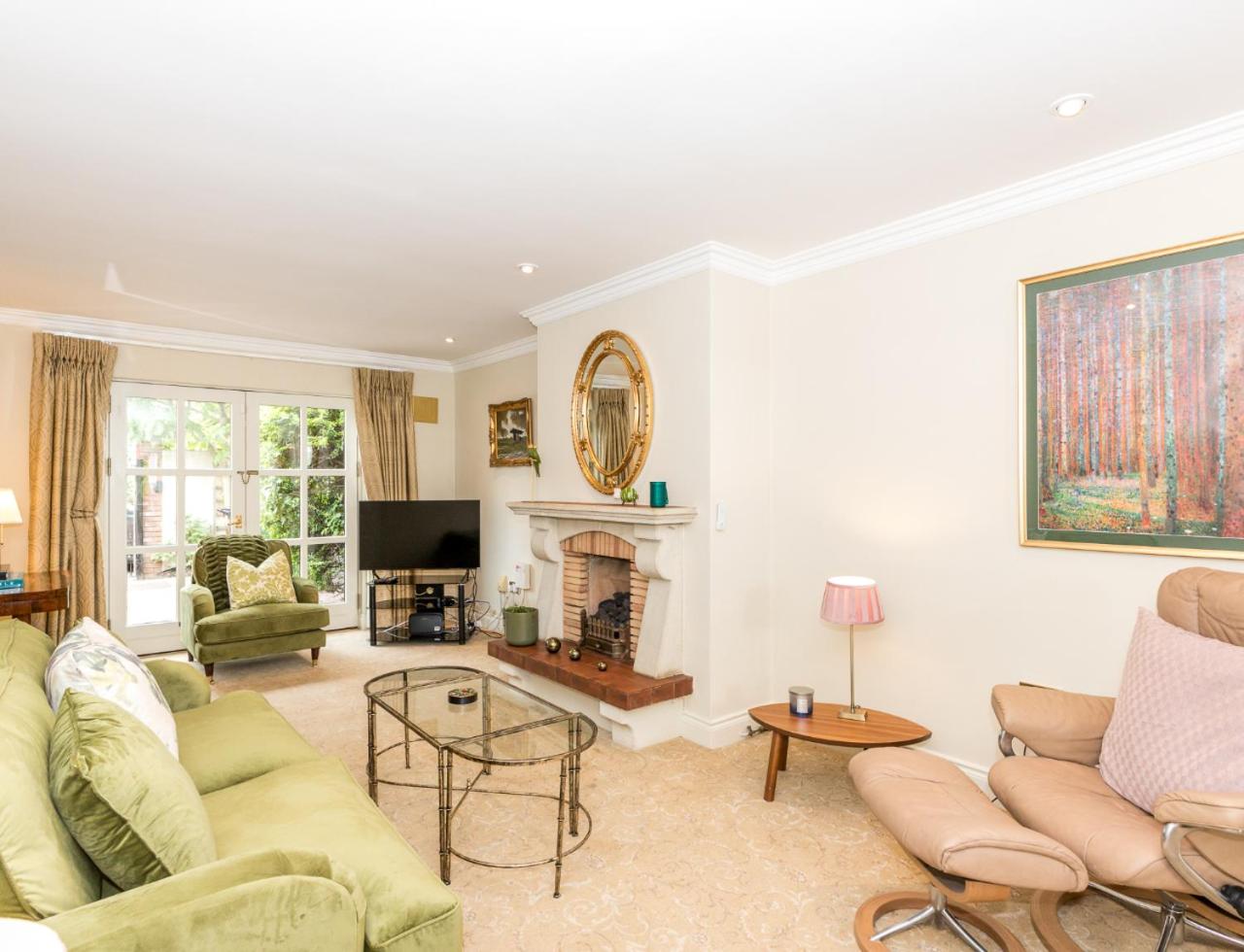 Fashionable Chic Townhouse in D4