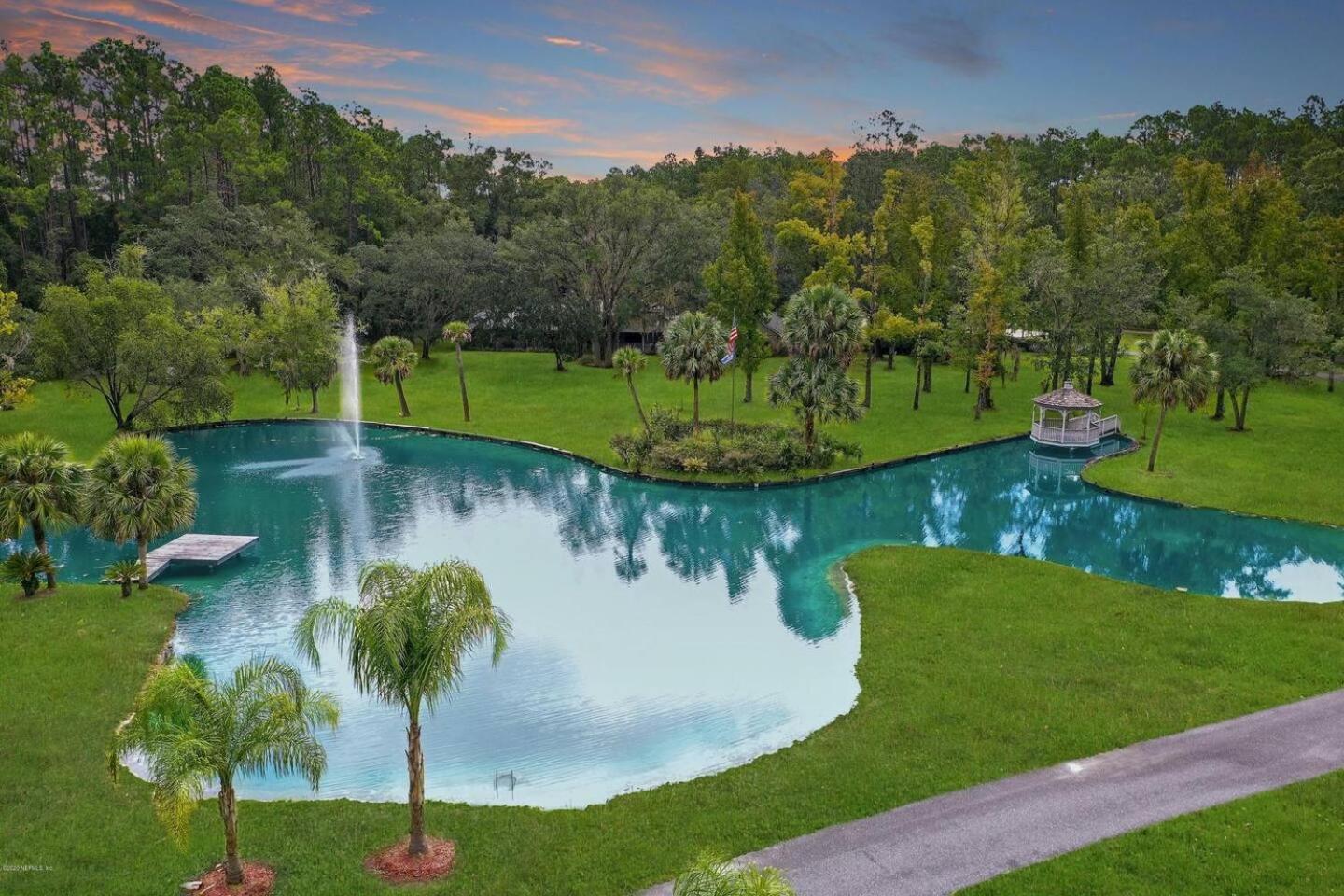 Charming Oasis - Ultimate Rustic Getaway! view 2