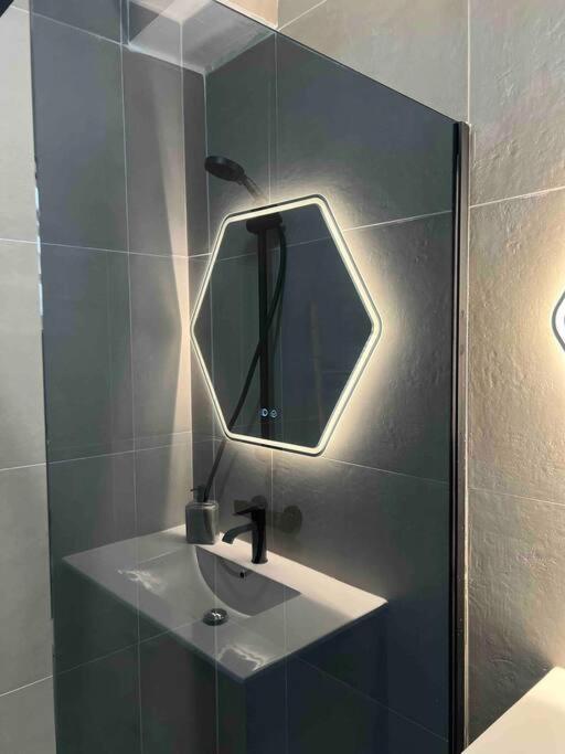 Hotel Mineral Stone- T2 Standing - Image 1