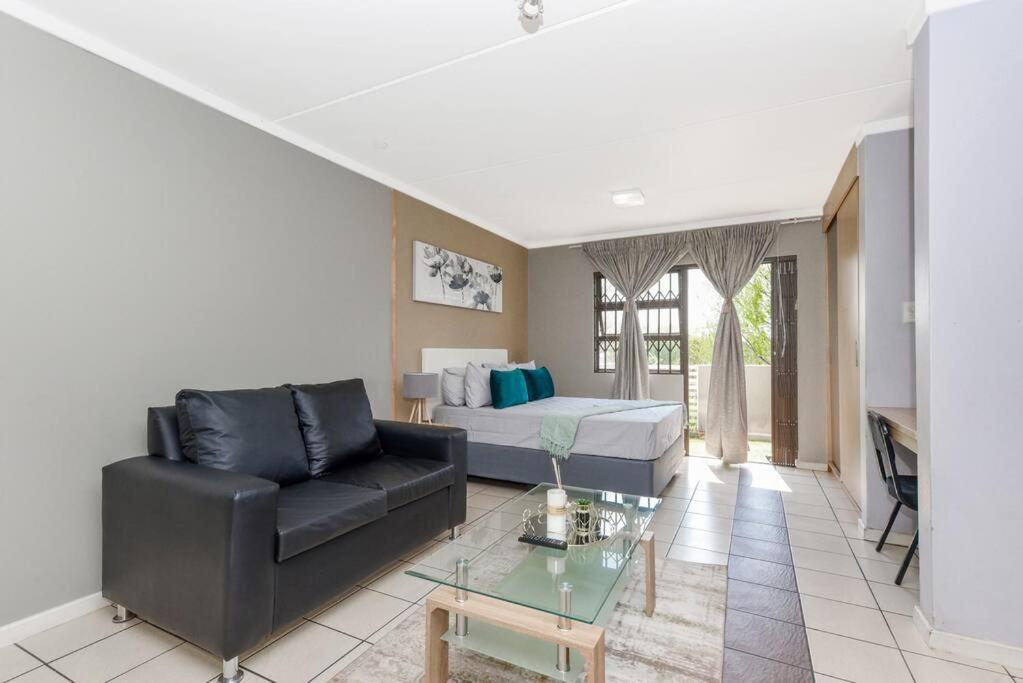 V&S Apartments - Luxury Studio in Fourways, Johannesburg