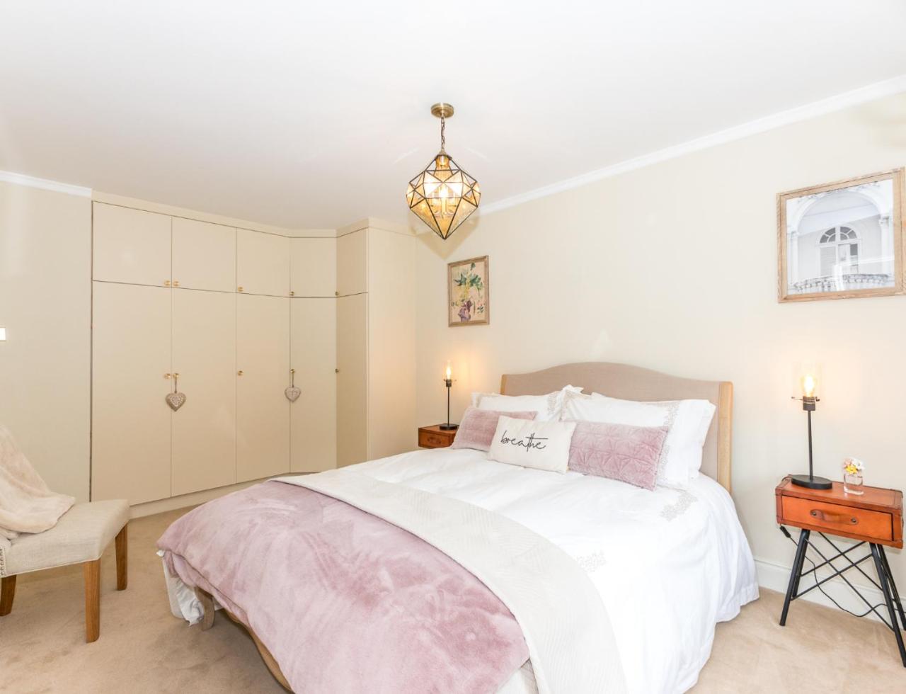 Fashionable Chic Townhouse in D4