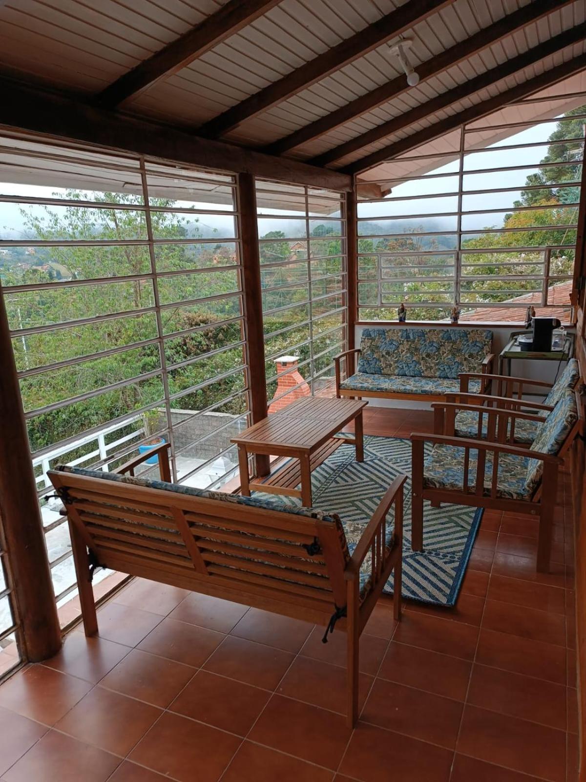 Casa de Campos do Jordao no alto da Vila Inglesa com vista maravilhosa