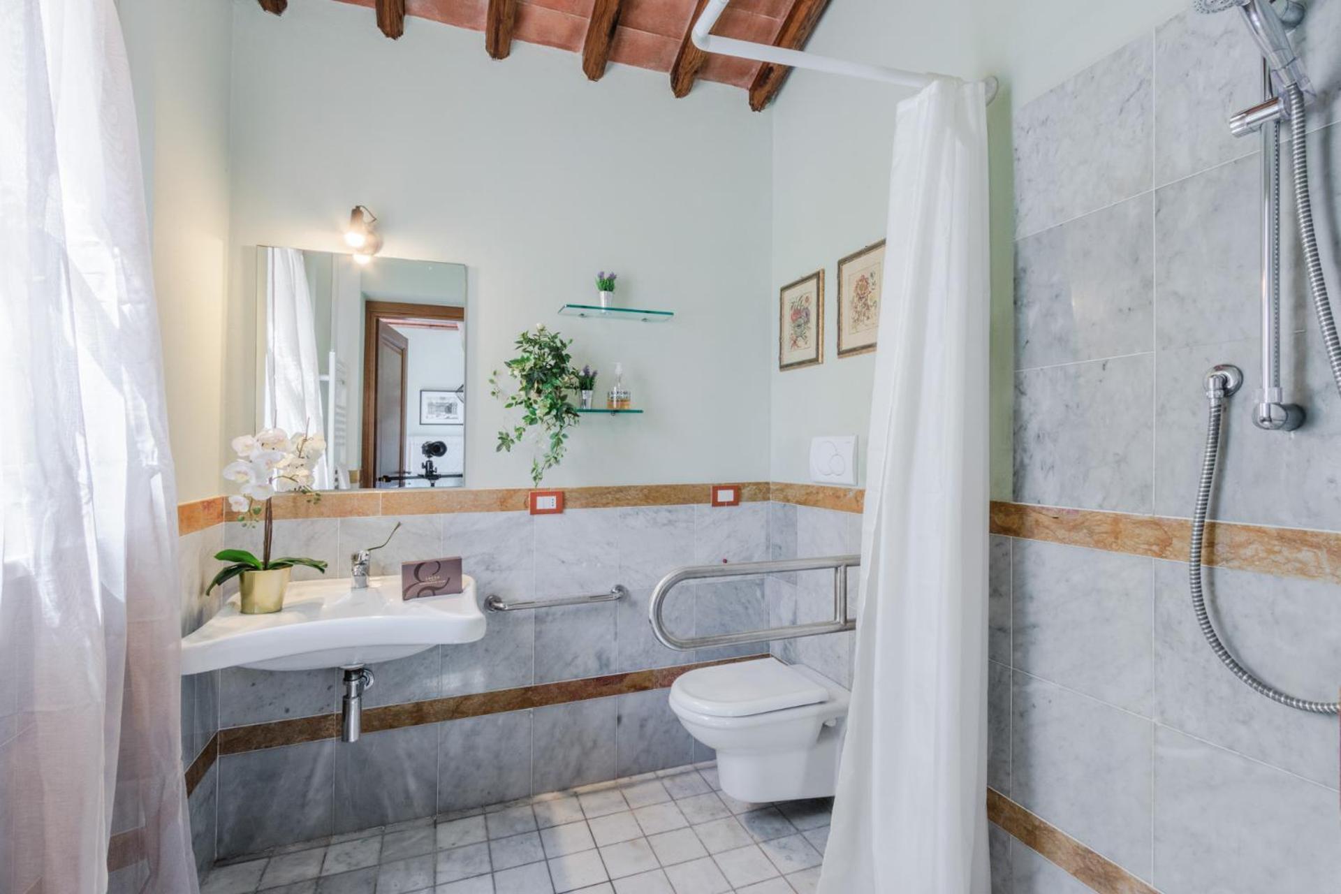 Elisa Farmhouse Apartment in Wine Resort in Lucca