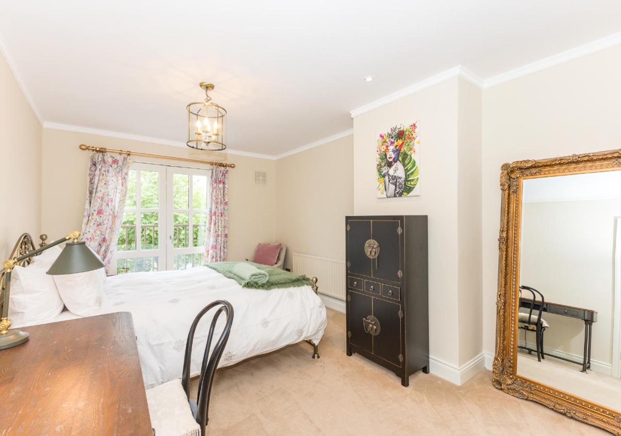 Fashionable Chic Townhouse in D4