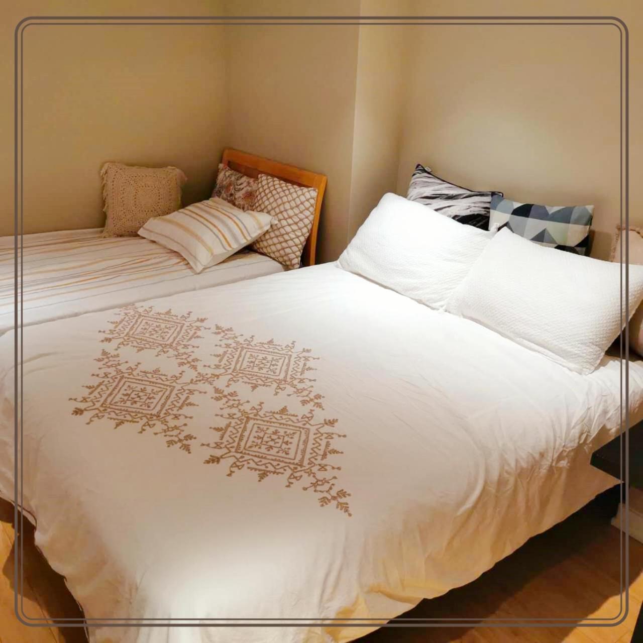 queen-size bed room in midtown