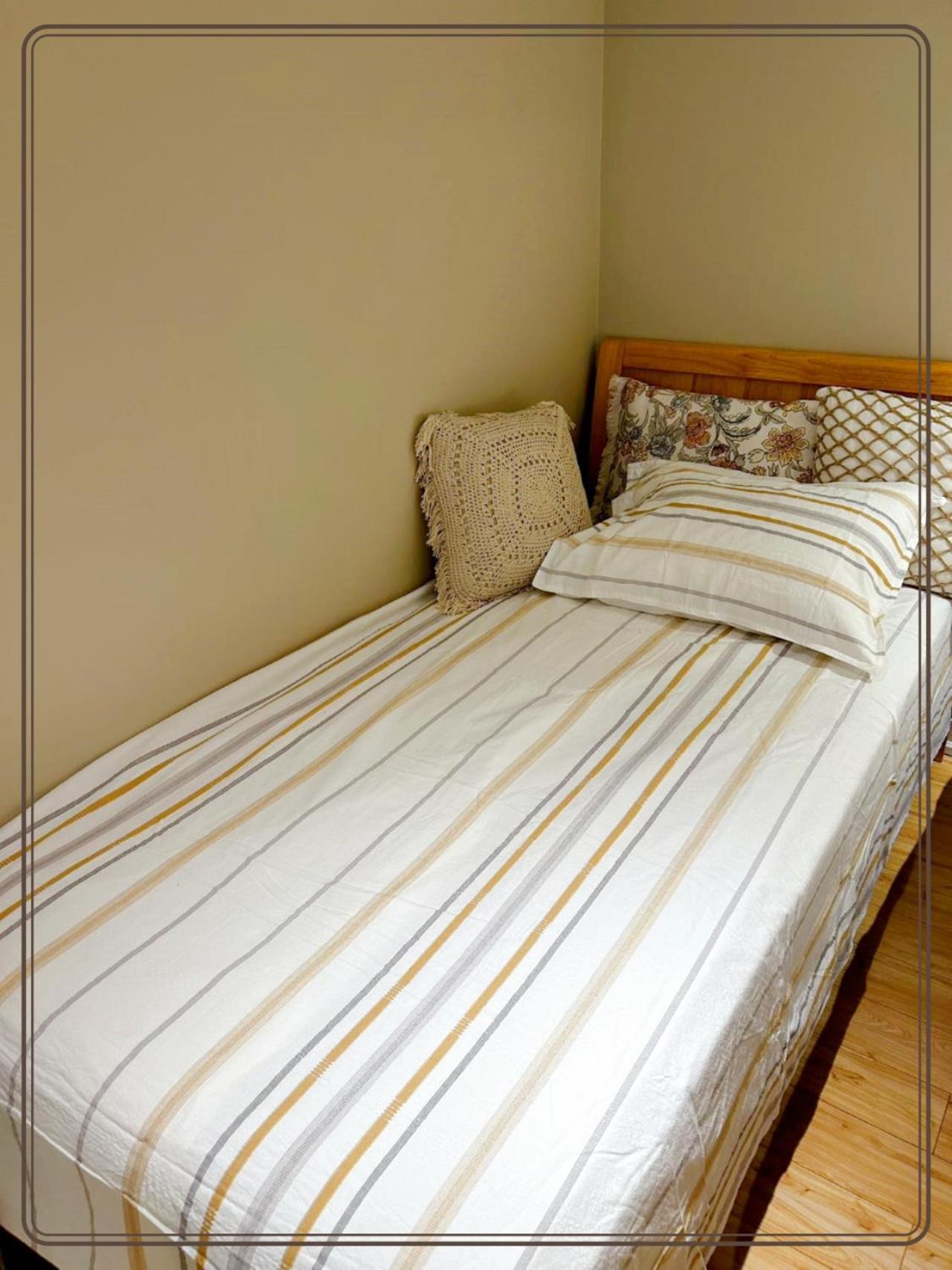 queen-size bed room in midtown