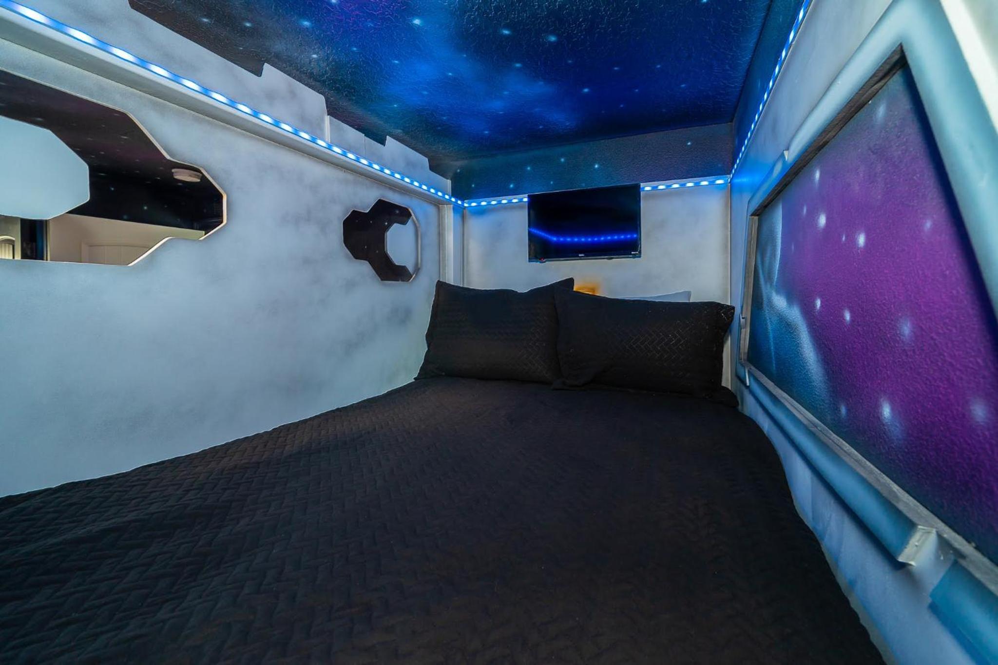 EPIC Disney 10Min Retreat, 8BR Resort Villa and Arcade