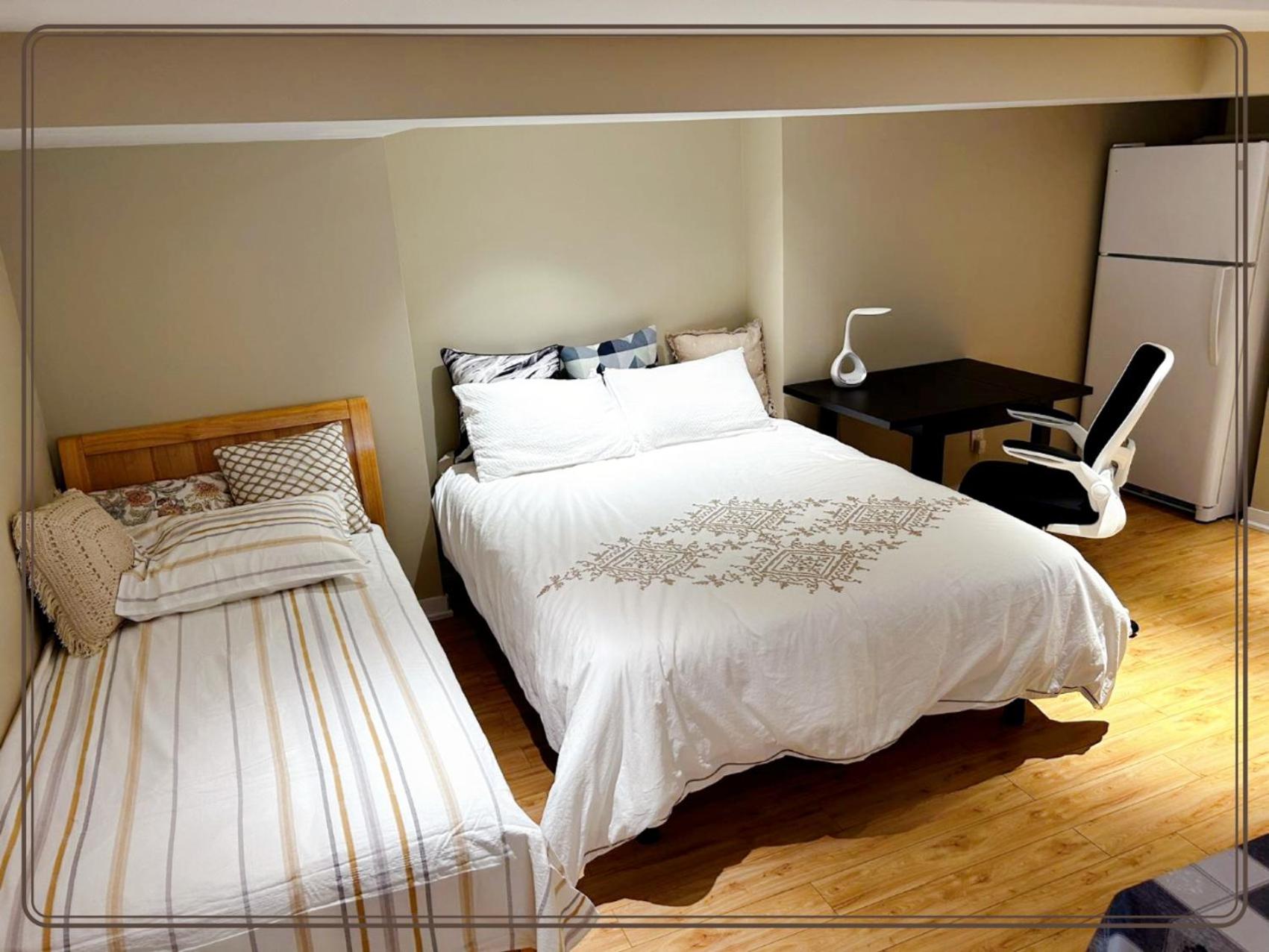 queen-size bed room in midtown