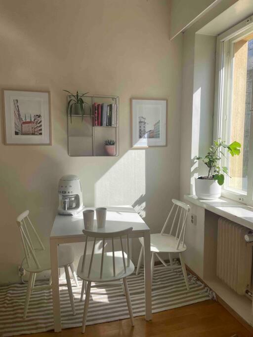 Central lux location, self check-in, ensuite with full kitchen view 3
