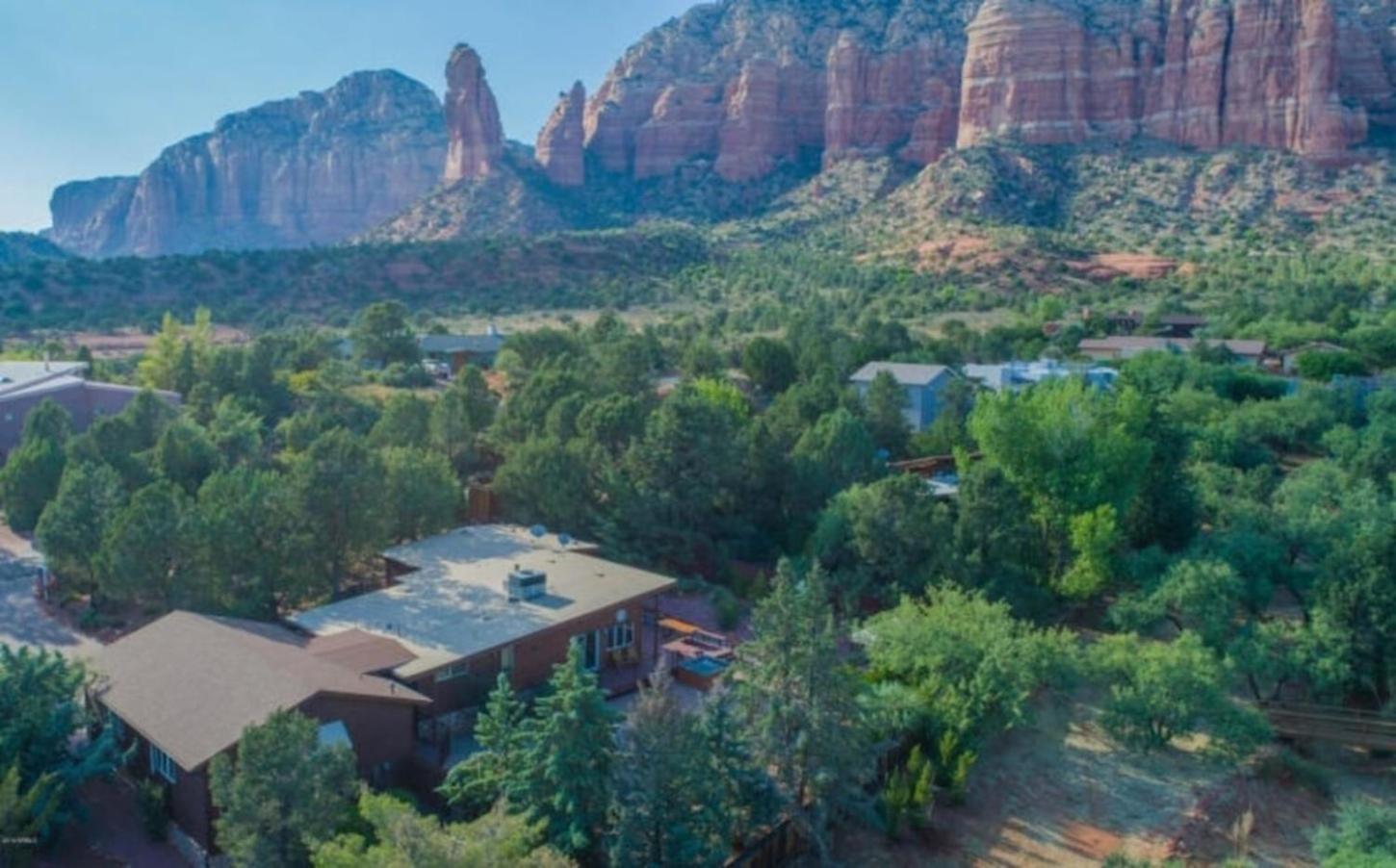 Hotel MOUNTAiN Retreat Getaway! Hot tub & Pool & Firepit - Image 1