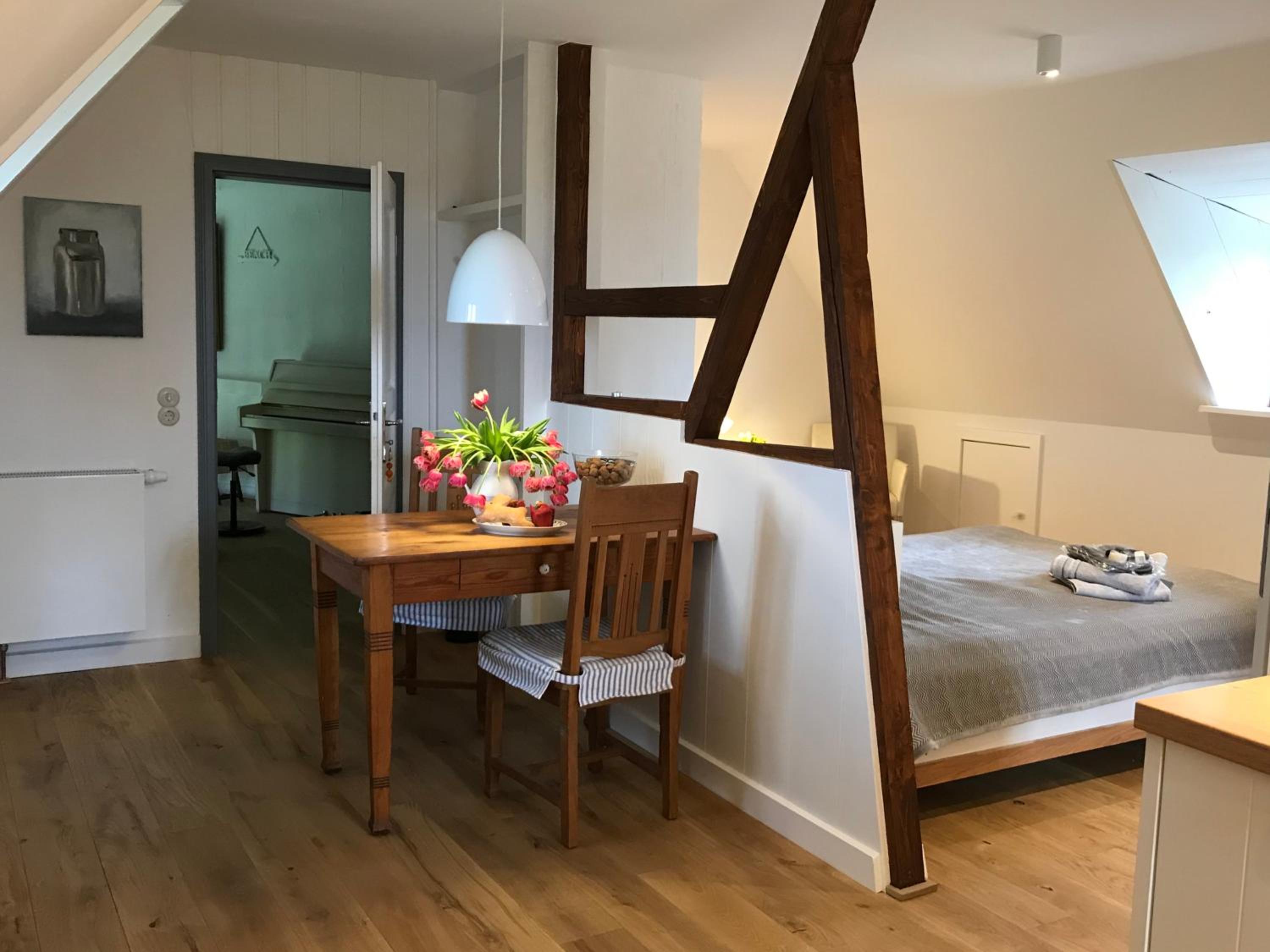 Dachgeschosswohnung Warft Simmerdeis in Reetdachhaus mit parkähnlichem Garten
