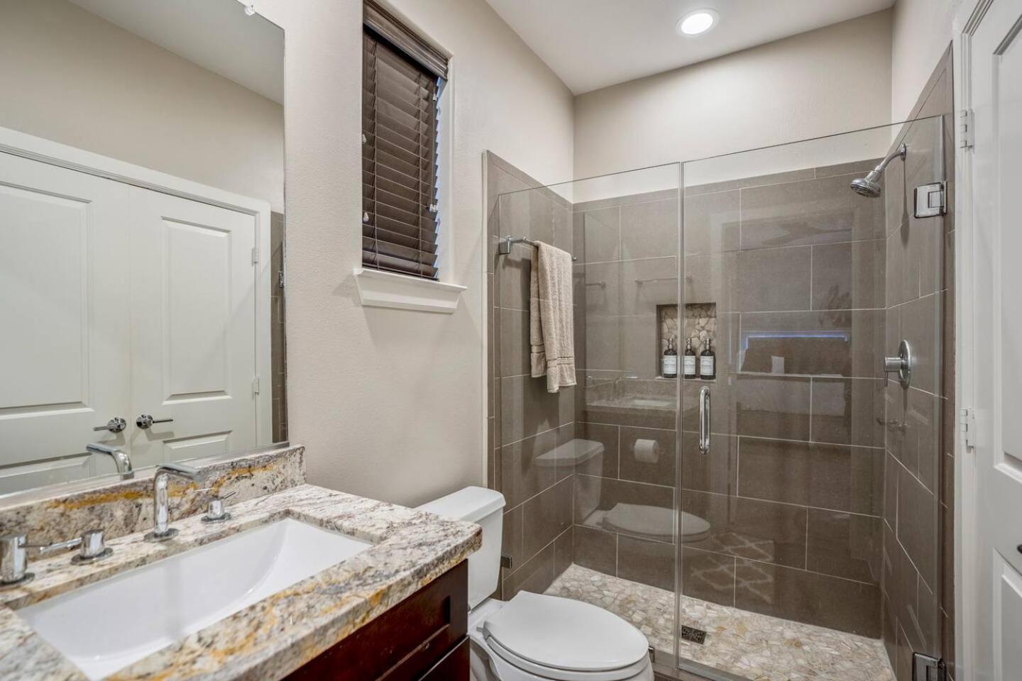 Posh Dtwn/Midtown Home w Stunning Roof-Top Terrace view 4
