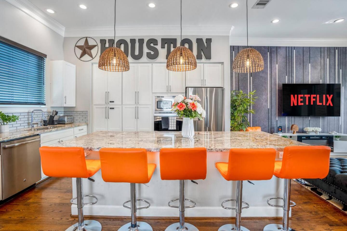 Posh Dtwn/Midtown Home w Stunning Roof-Top Terrace view 5