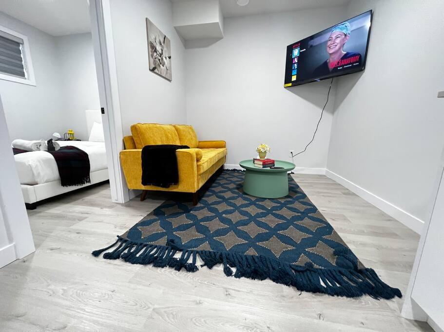 Relaxing 2-Bdrm Basement Hideout/Wi-Fi/PRKNG