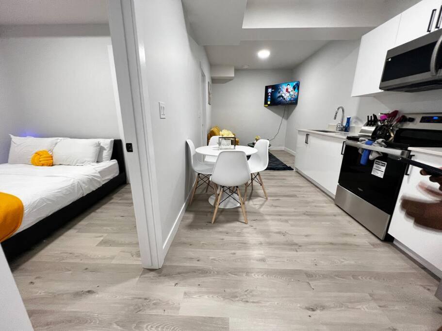Relaxing 2-Bdrm Basement Hideout/Wi-Fi/PRKNG