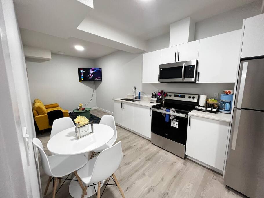 Relaxing 2-Bdrm Basement Hideout/Wi-Fi/PRKNG