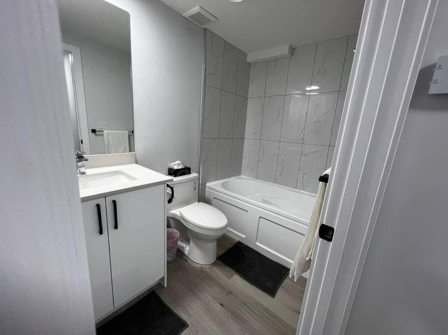 Relaxing 2-Bdrm Basement Hideout/Wi-Fi/PRKNG