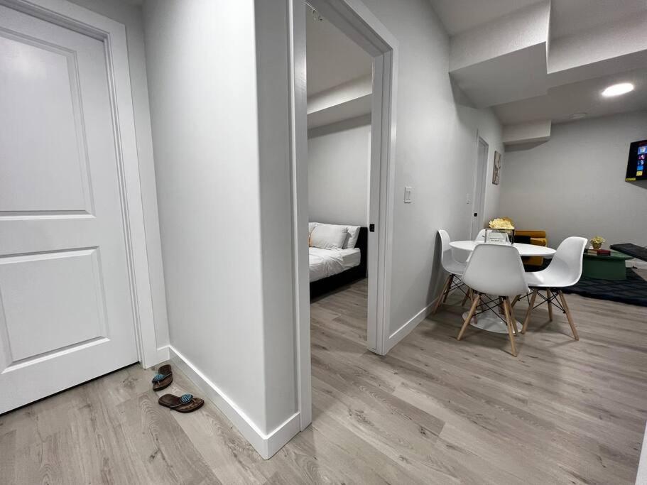 Relaxing 2-Bdrm Basement Hideout/Wi-Fi/PRKNG