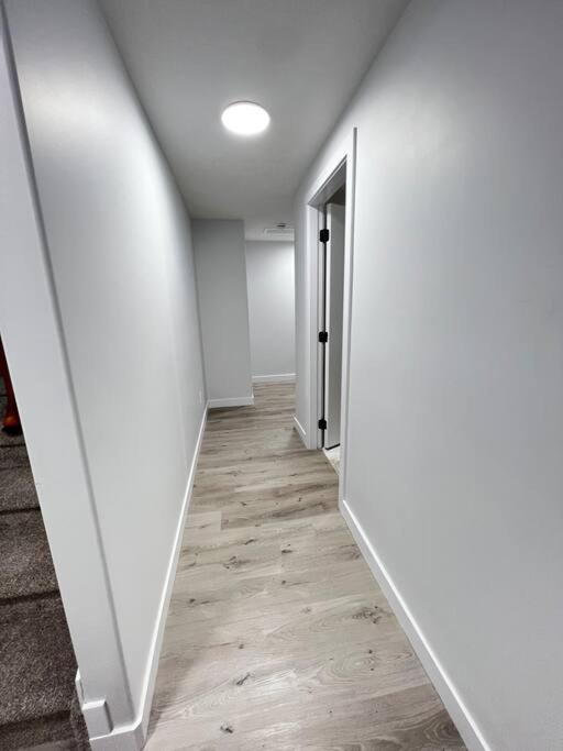 Relaxing 2-Bdrm Basement Hideout/Wi-Fi/PRKNG