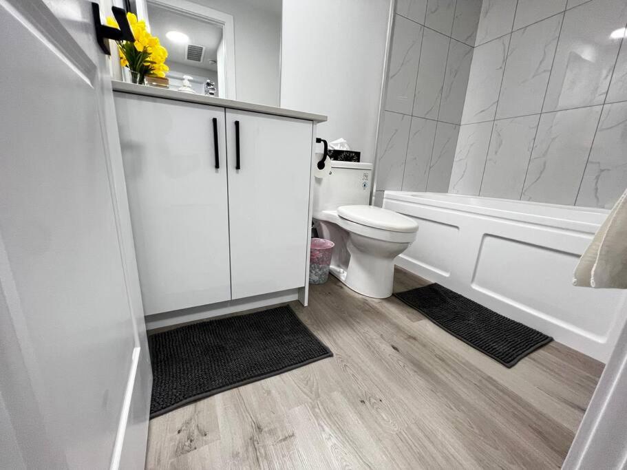 Relaxing 2-Bdrm Basement Hideout/Wi-Fi/PRKNG