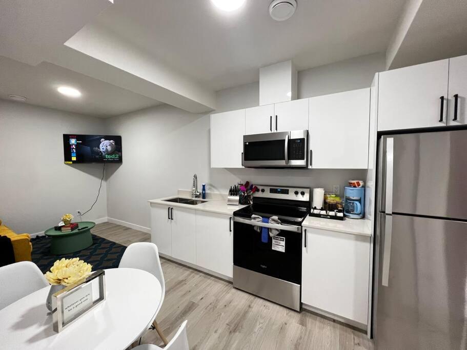 Relaxing 2-Bdrm Basement Hideout/Wi-Fi/PRKNG