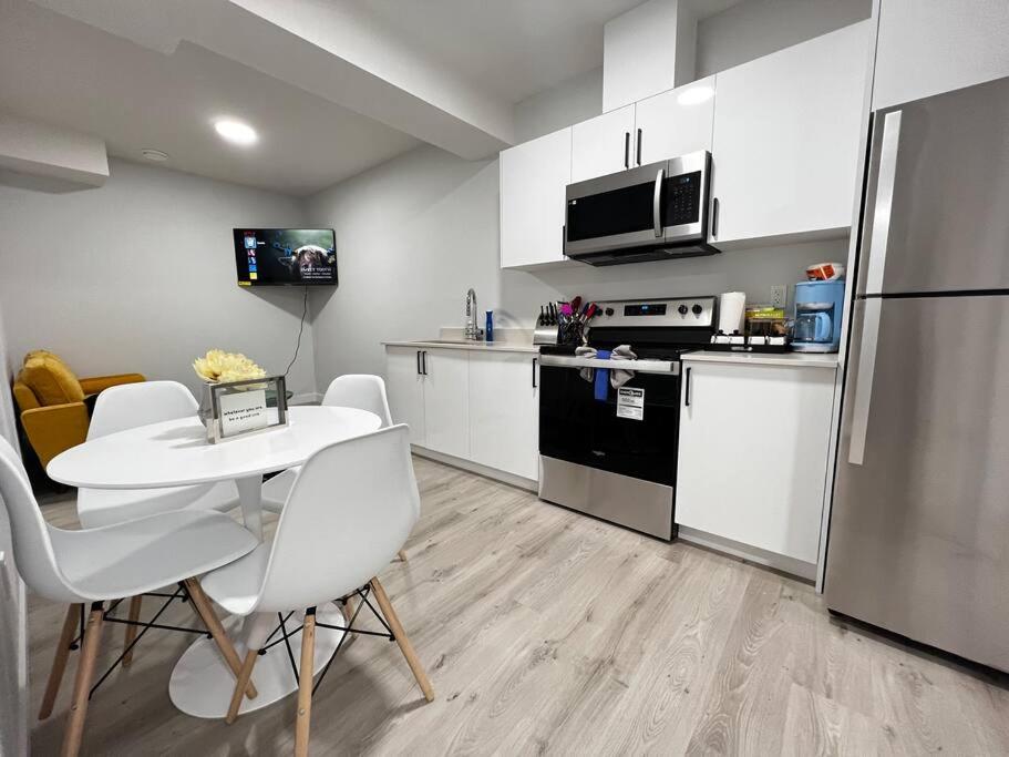 Relaxing 2-Bdrm Basement Hideout/Wi-Fi/PRKNG