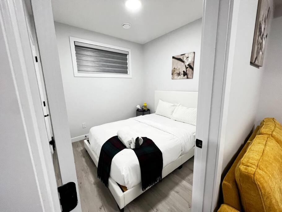 Relaxing 2-Bdrm Basement Hideout/Wi-Fi/PRKNG
