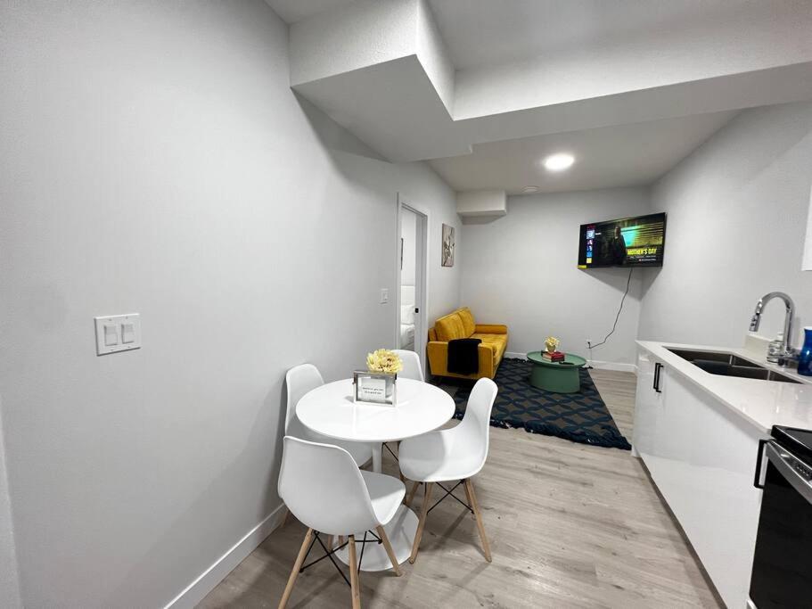 Relaxing 2-Bdrm Basement Hideout/Wi-Fi/PRKNG