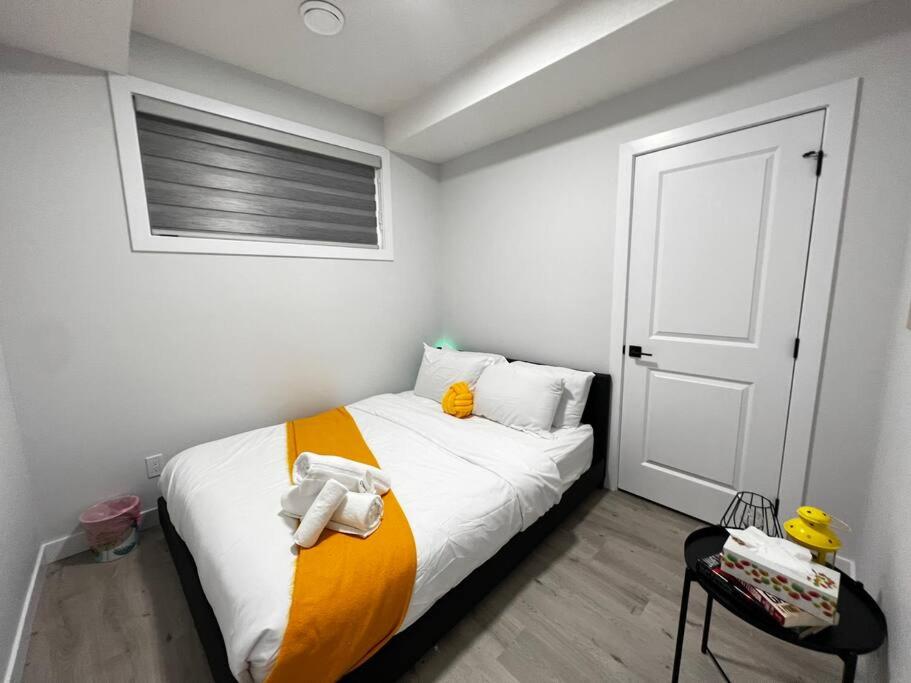 Relaxing 2-Bdrm Basement Hideout/Wi-Fi/PRKNG