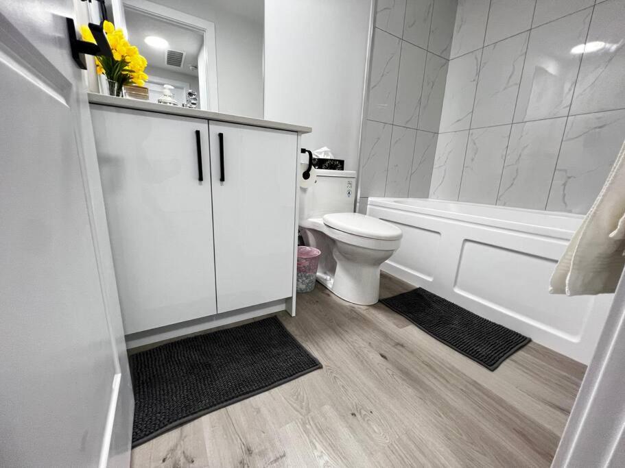 Relaxing 2-Bdrm Basement Hideout/Wi-Fi/PRKNG