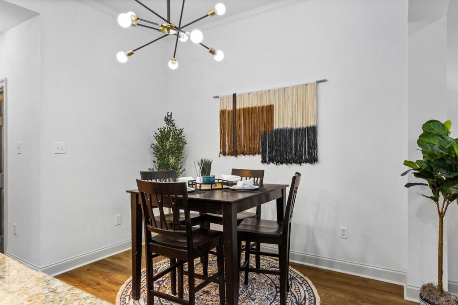 Hotel Beautiful 3bed 3bath min from LSU and Mall - Image 1