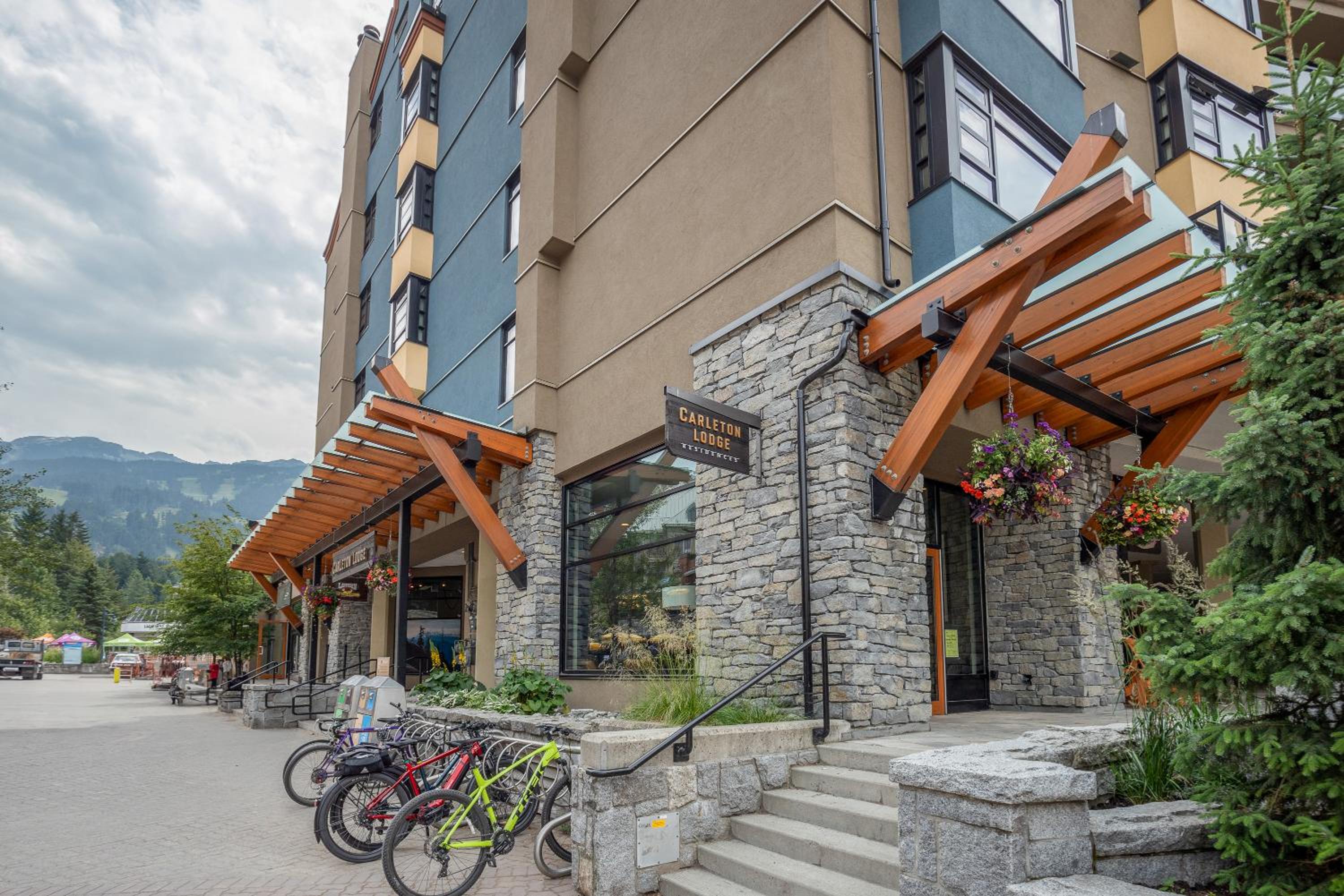 1BR in Carleton Lodge, Unbeatable Mountain Base Location, Ski In, Ski Out, Free Parking