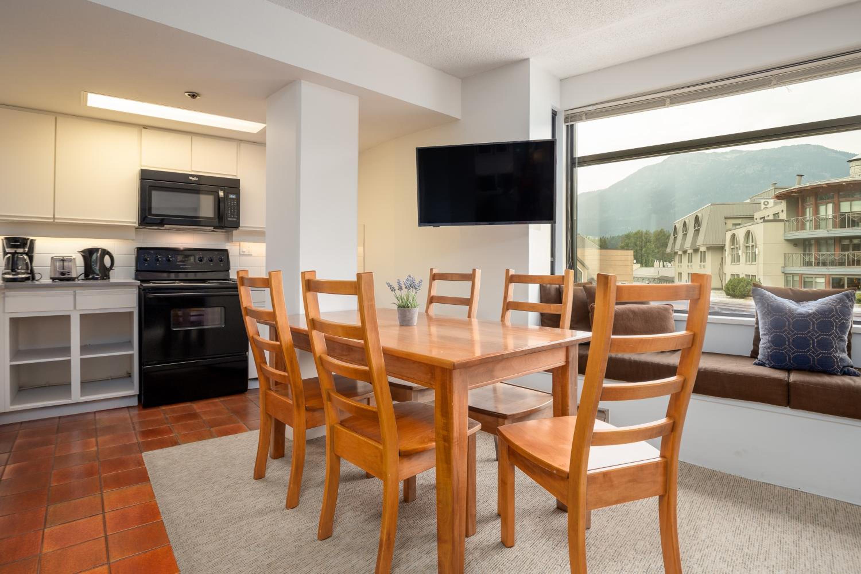 1BR in Carleton Lodge, Unbeatable Mountain Base Location, Ski In, Ski Out, Free Parking