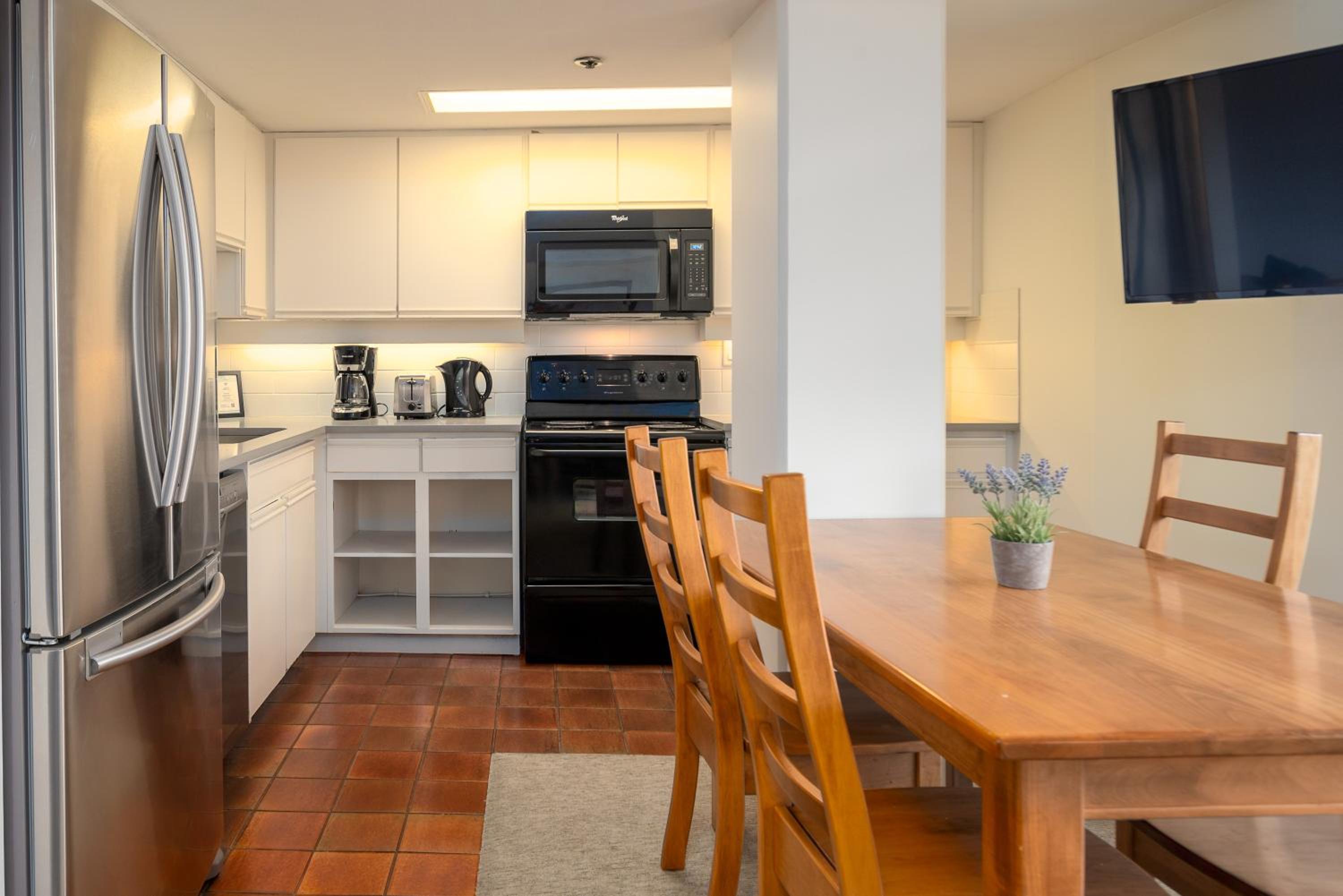 1BR in Carleton Lodge, Unbeatable Mountain Base Location, Ski In, Ski Out, Free Parking