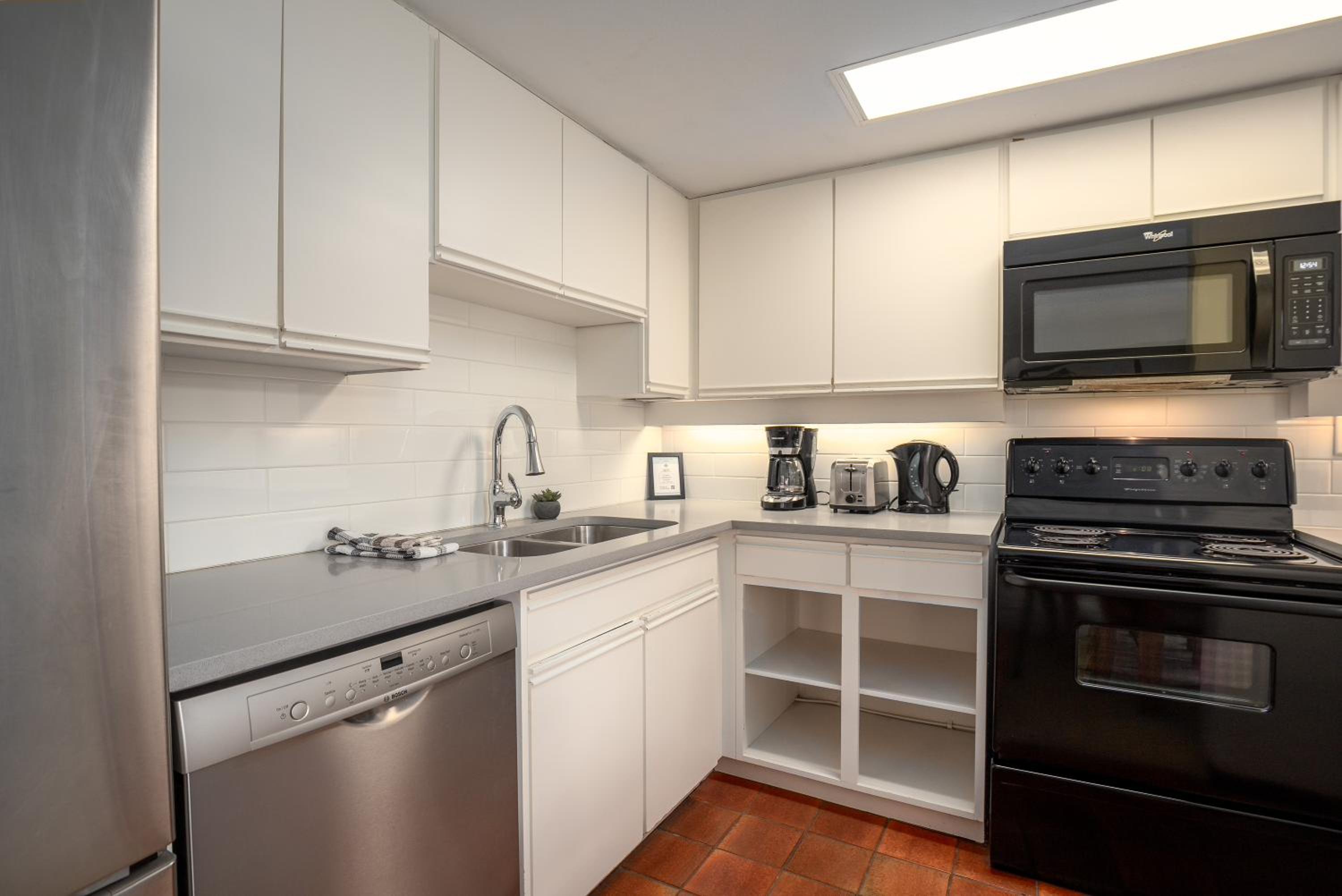 1BR in Carleton Lodge, Unbeatable Mountain Base Location, Ski In, Ski Out, Free Parking
