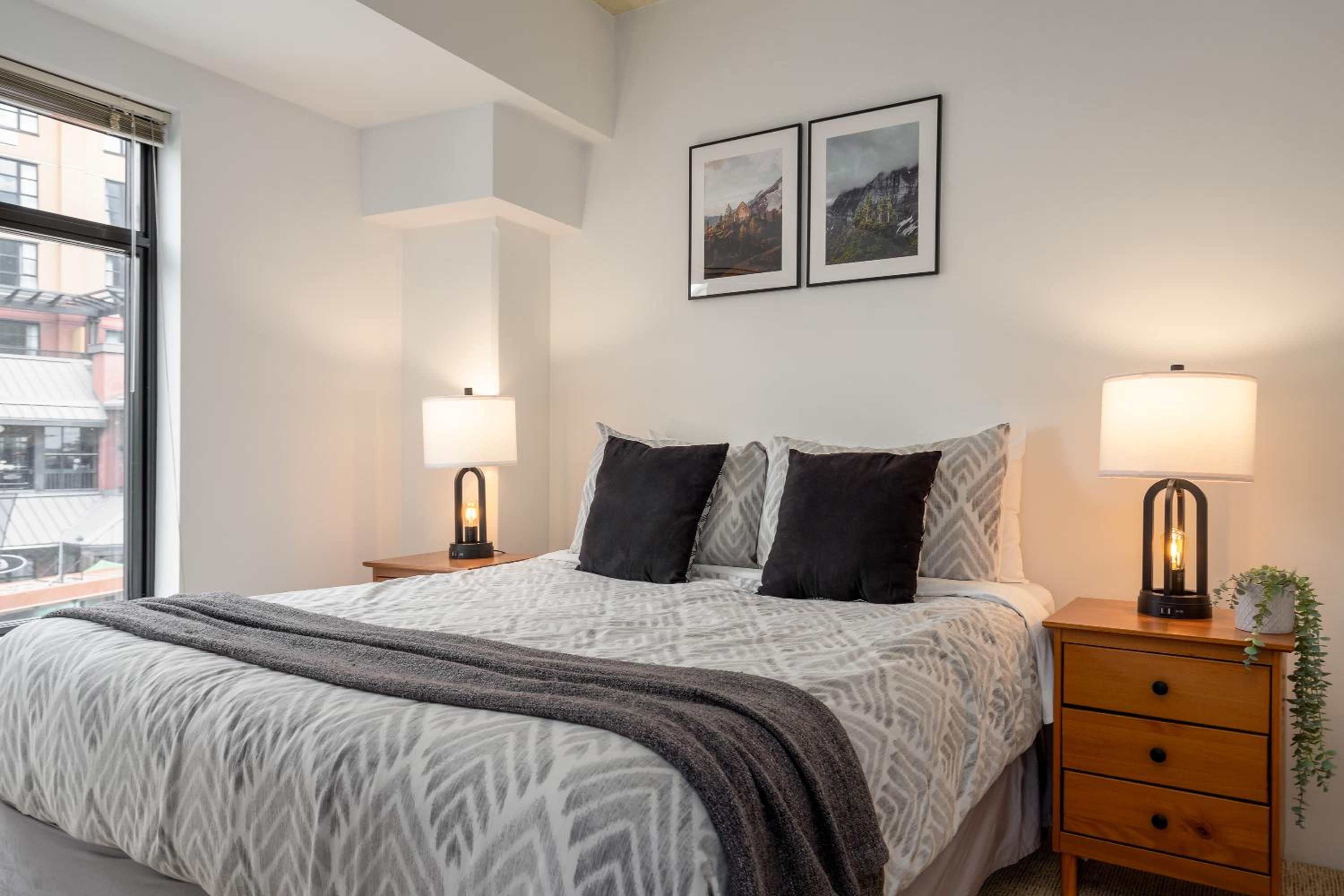 1BR in Carleton Lodge, Unbeatable Mountain Base Location, Ski In, Ski Out, Free Parking