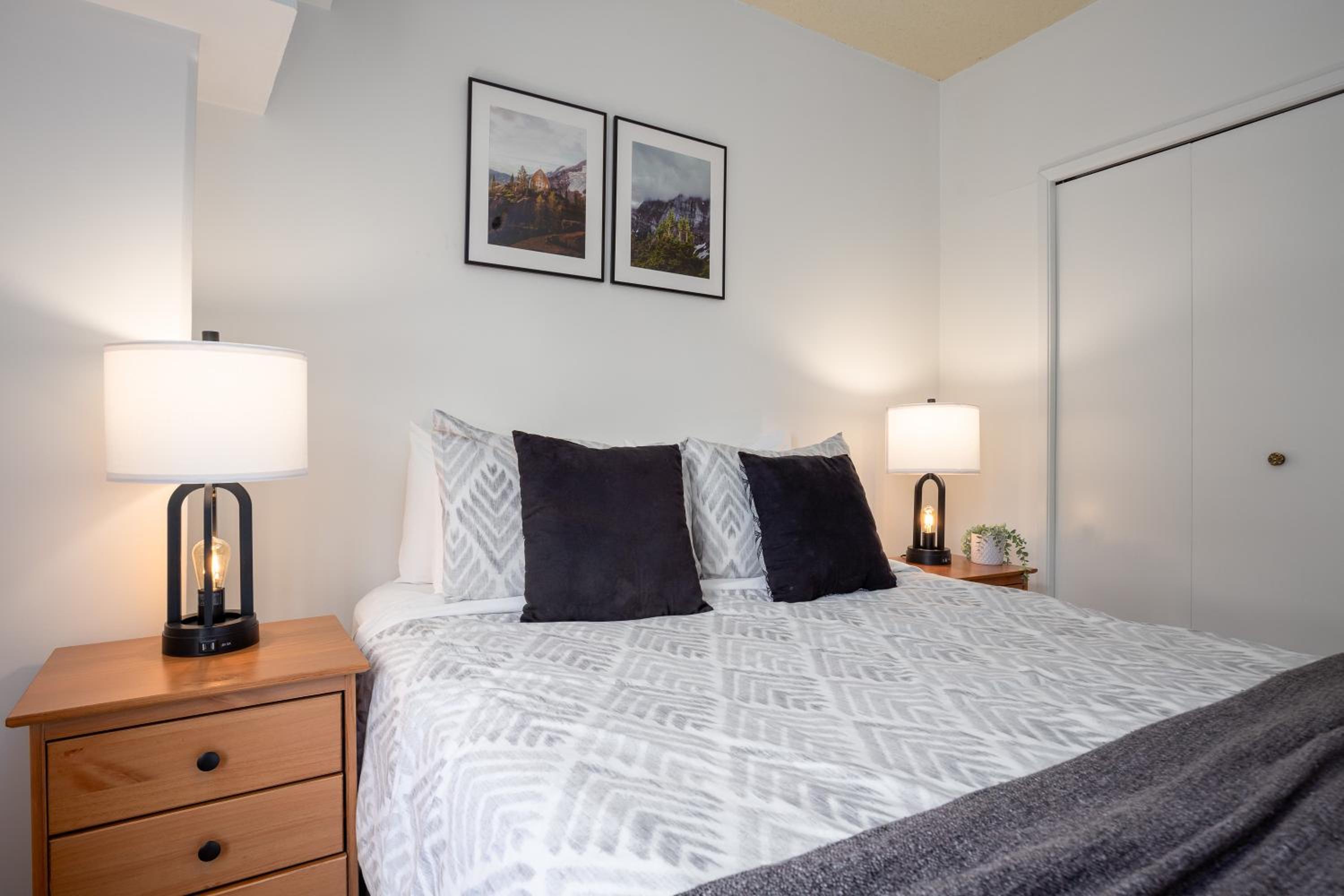 1BR in Carleton Lodge, Unbeatable Mountain Base Location, Ski In, Ski Out, Free Parking