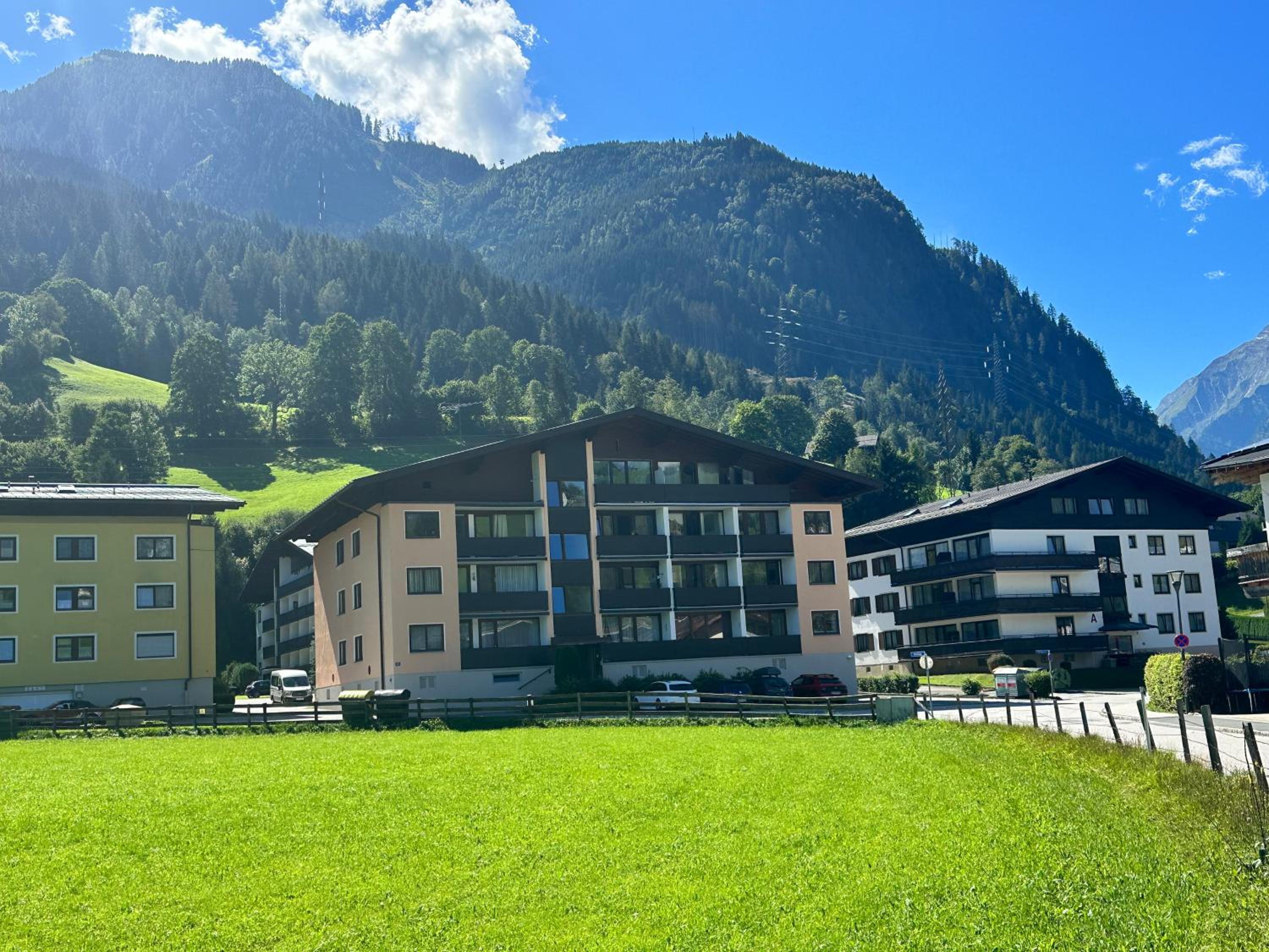 Romantic Mountains Apartment with Whirlpool