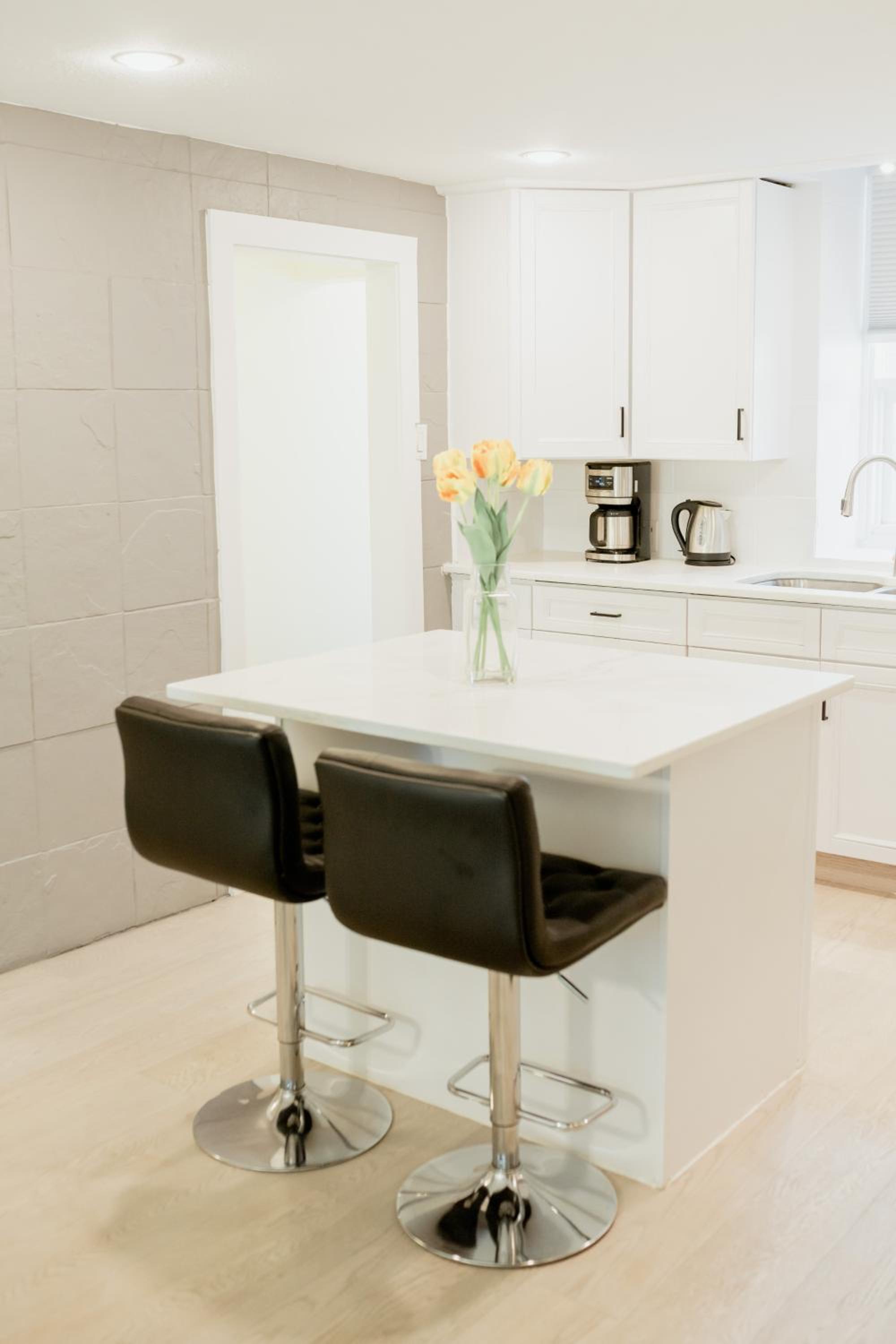 Charming Kelowna Haven with Hot Tub, Parking & Pet Friendly