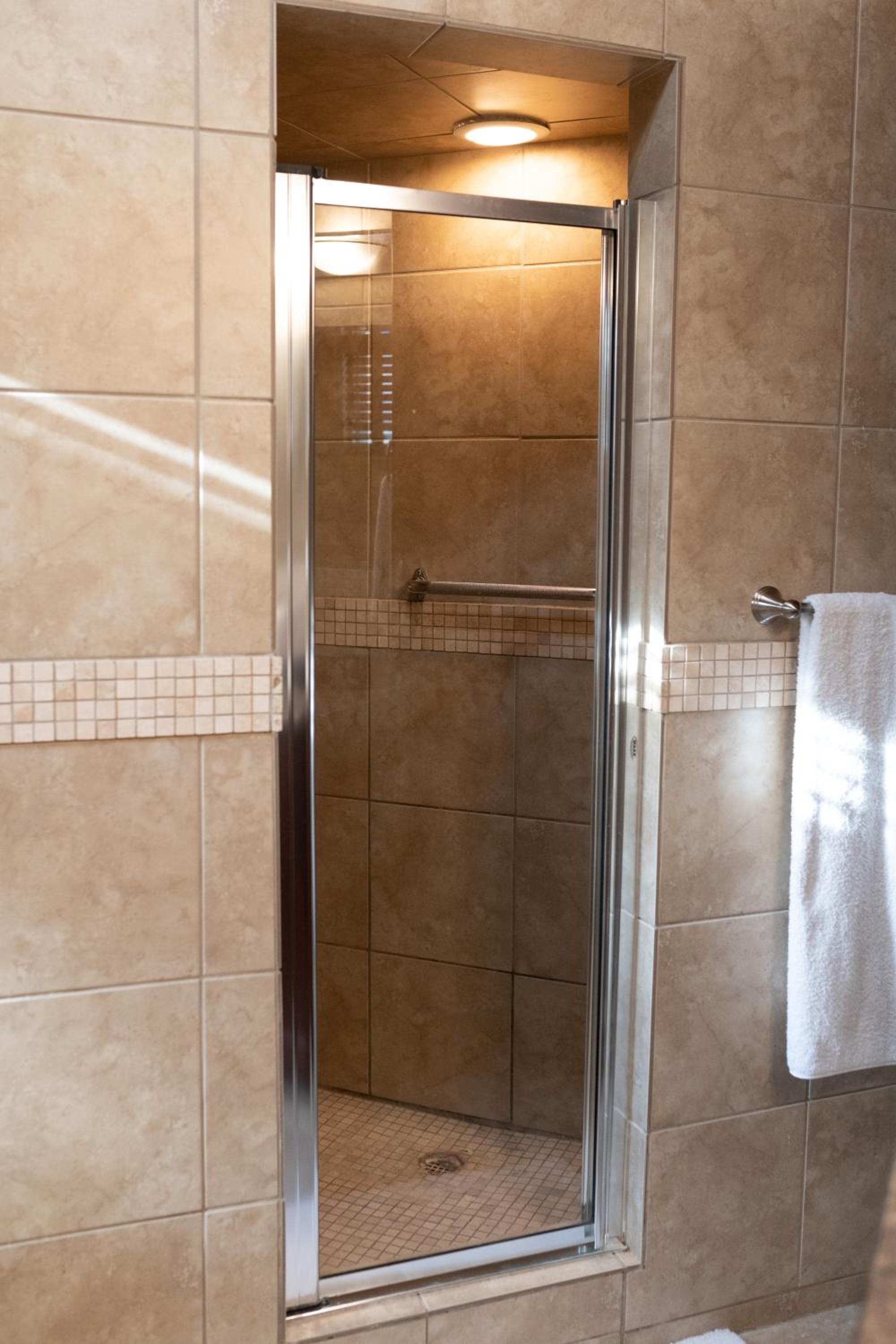 Charming Kelowna Haven with Hot Tub, Parking & Pet Friendly