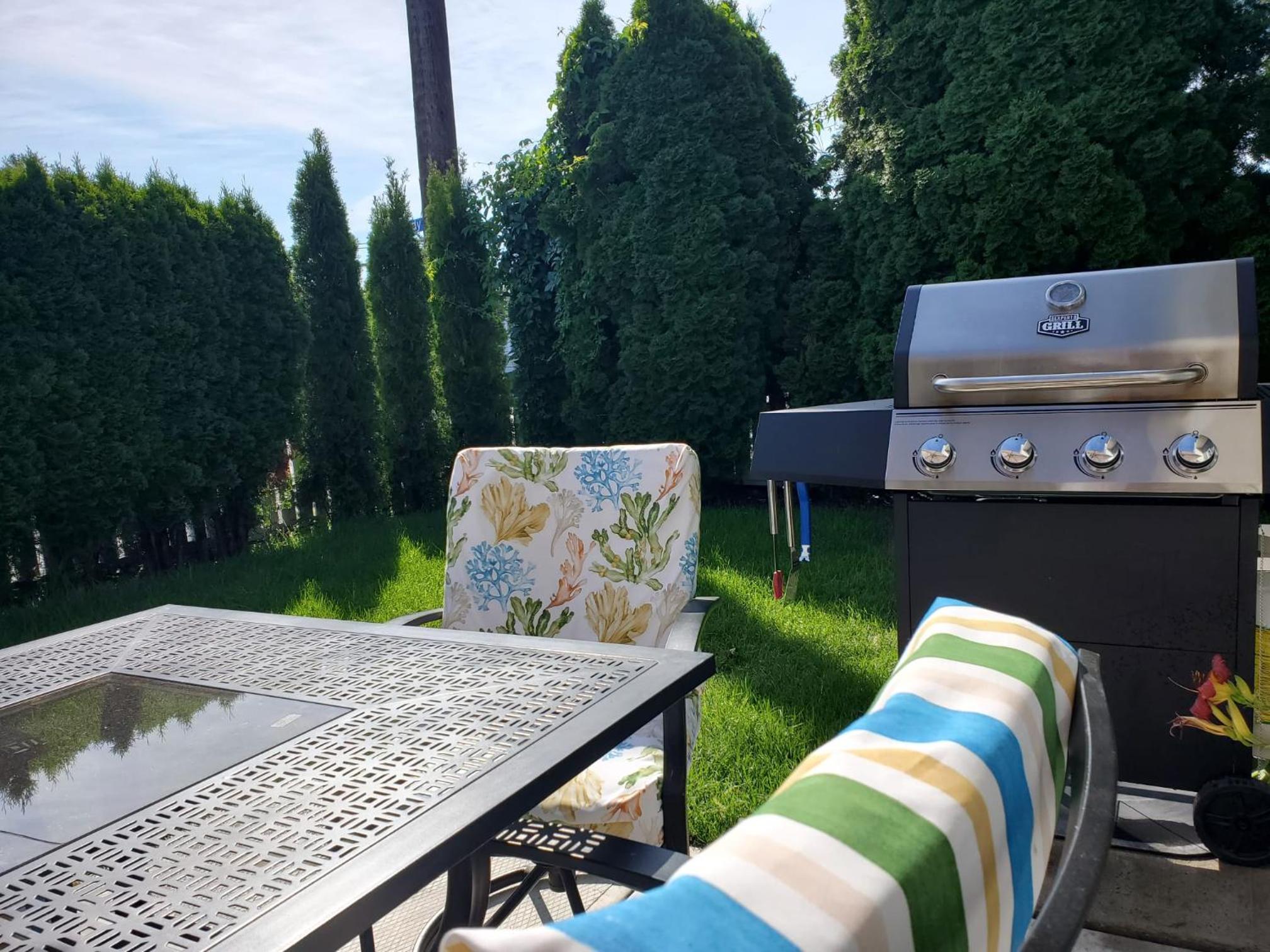 Charming Kelowna Haven with Hot Tub, Parking & Pet Friendly