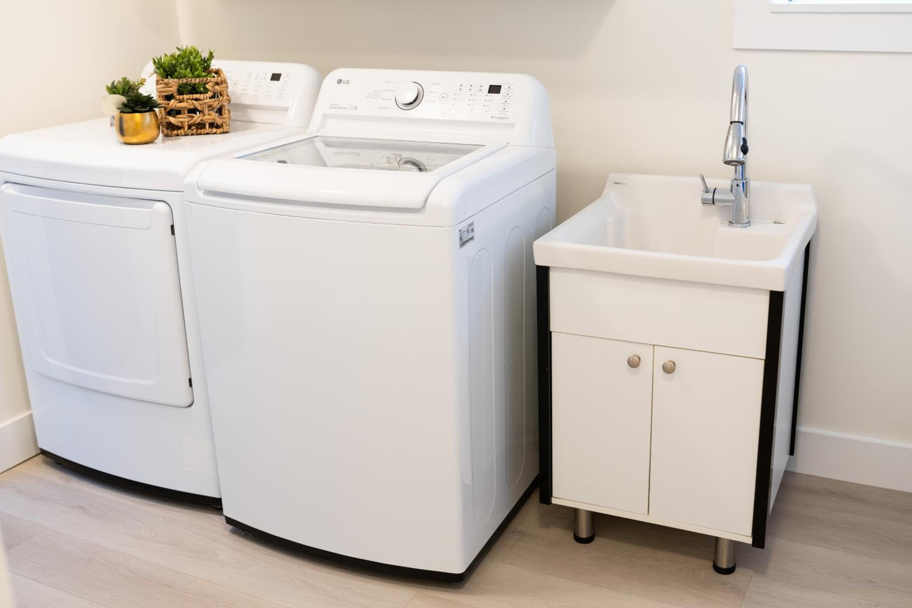 Charming Kelowna Haven with Hot Tub, Parking & Pet Friendly
